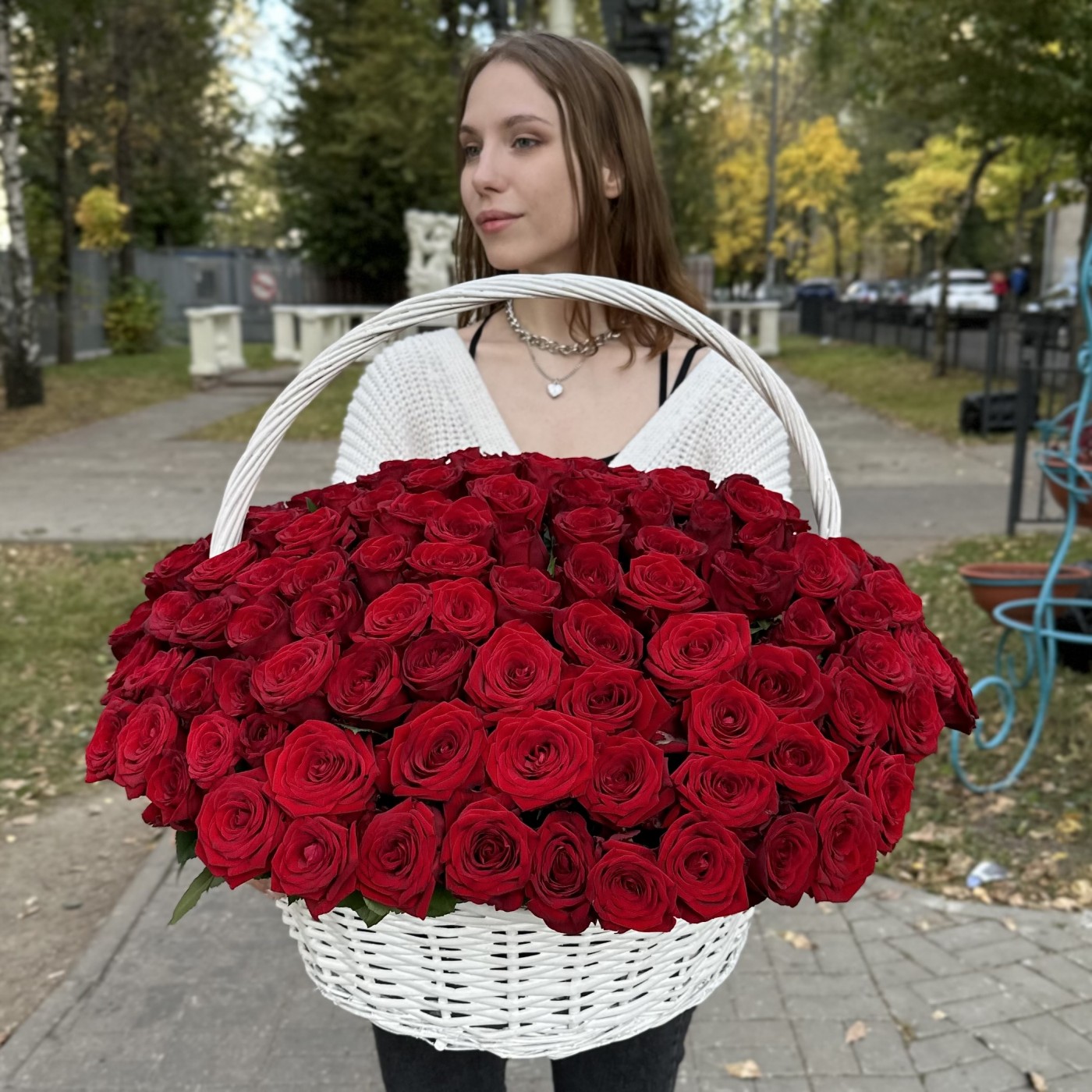 151 ароматная красная роза в корзине