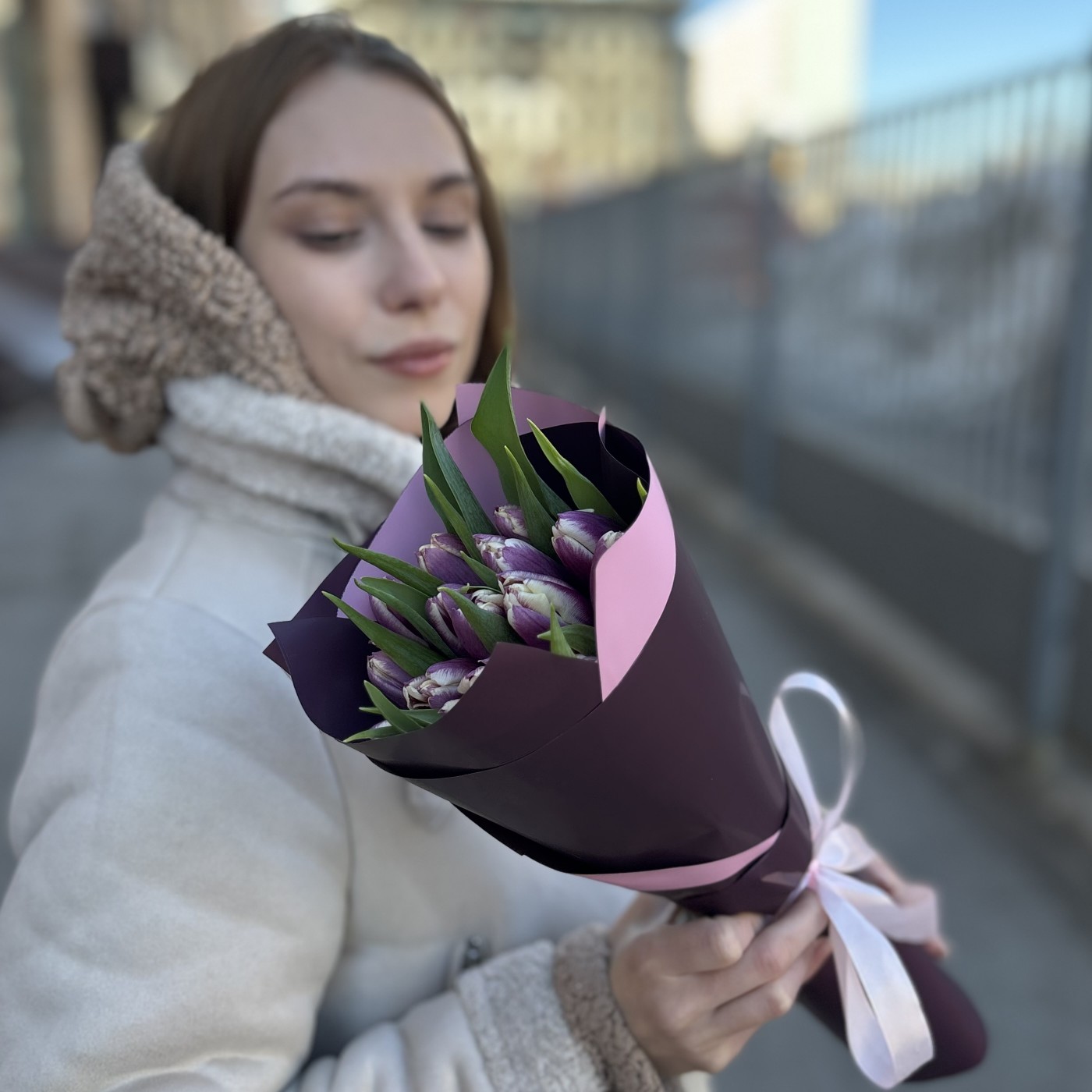 15 бело-фиолетовых тюльпанов Лайт харт