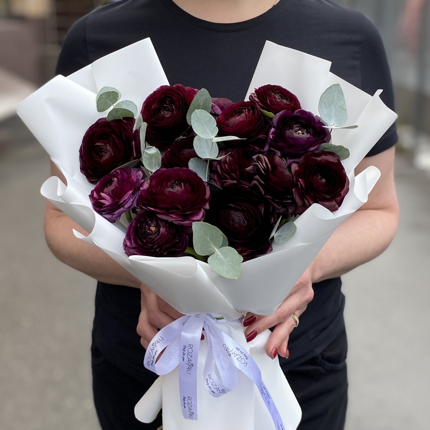15 фиолетовых ранункулюсов с эвкалиптом