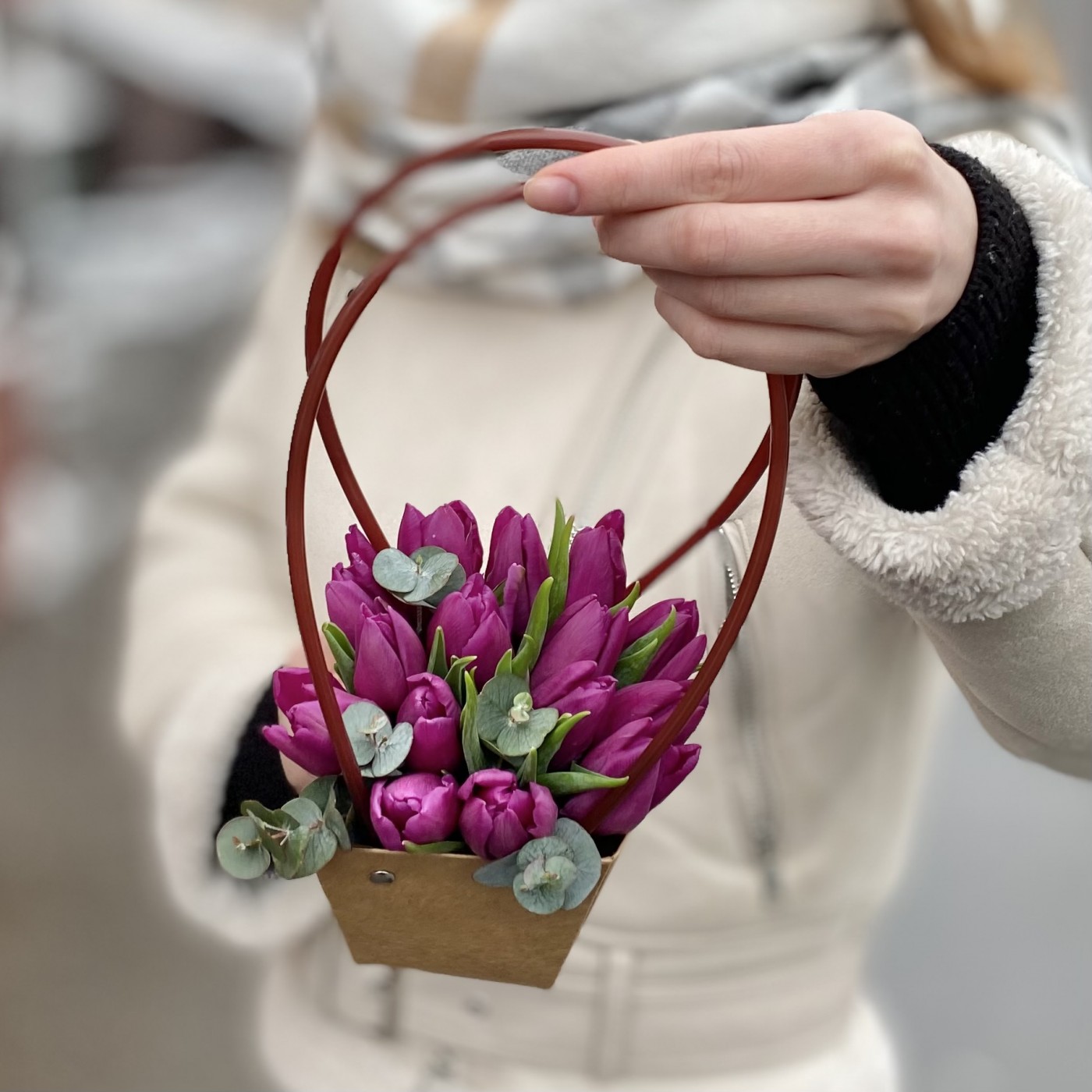 15 фиолетовых тюльпанов в сумочке