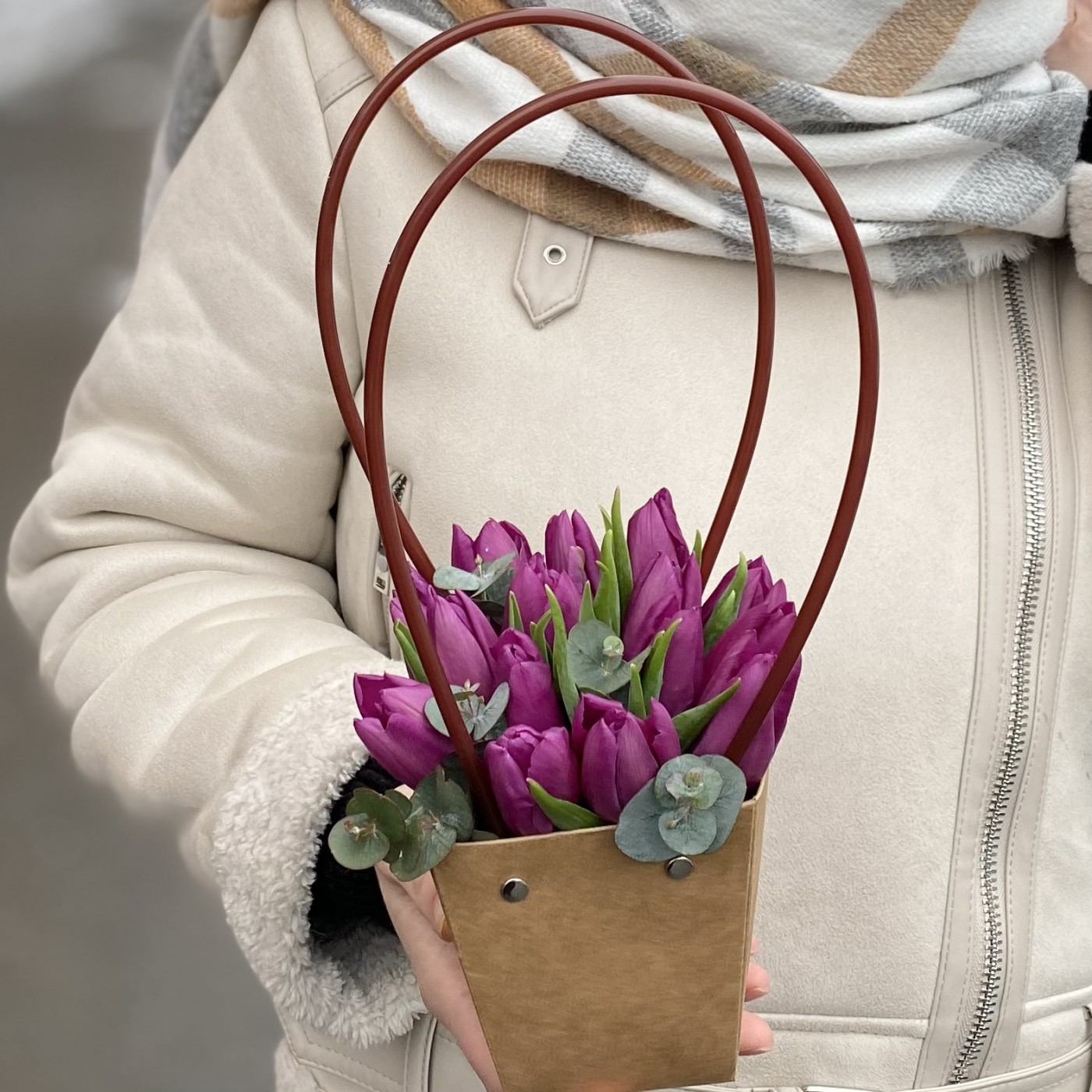 15 фиолетовых тюльпанов в сумочке