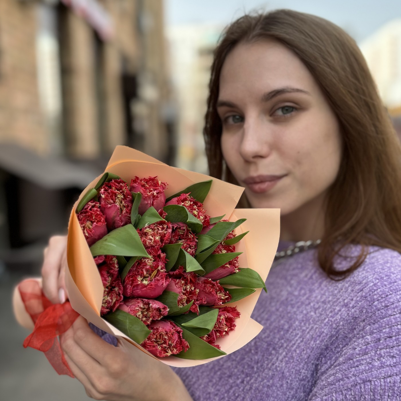 15 махровых красных тюльпанов Ля мур