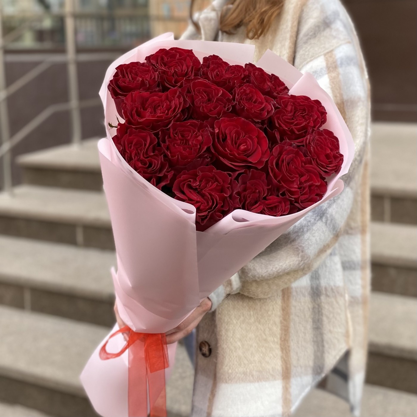 15 красных пионовидных роз Хартс