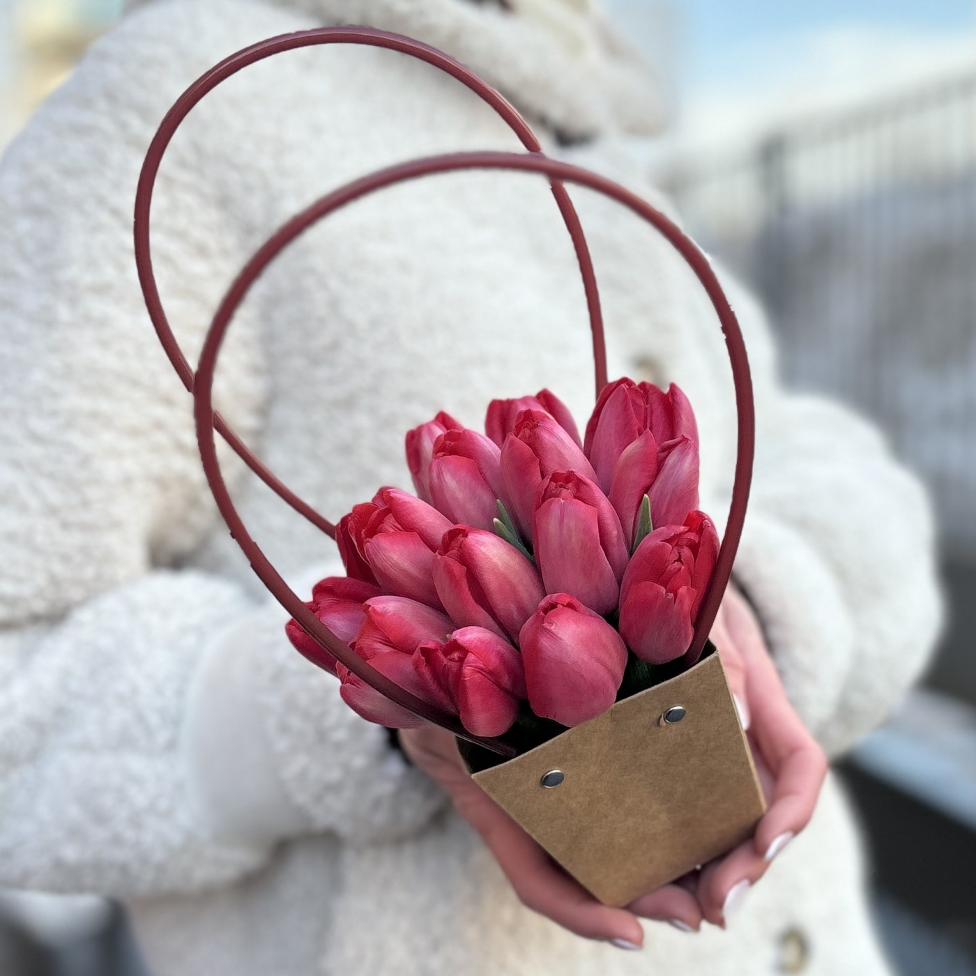15 красных тюльпанов в сумочке