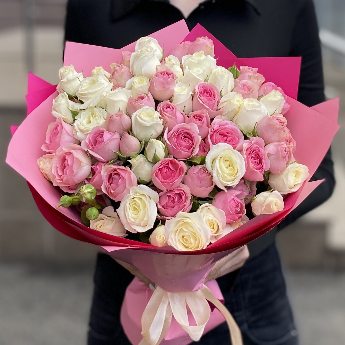 15 кустовых роз Сноу Бабл и Динара