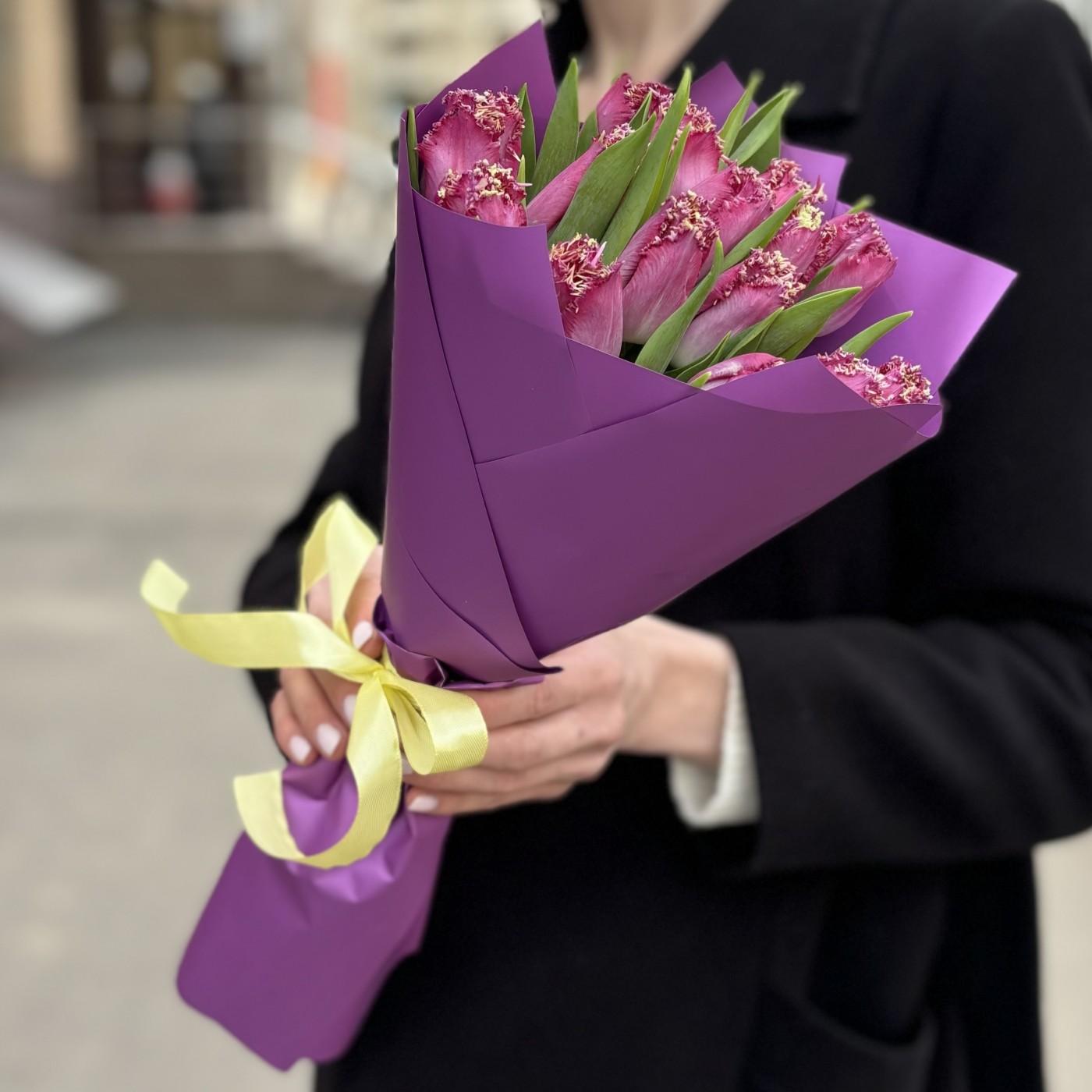 15 махровых темно-розовых тюльпанов в упаковке