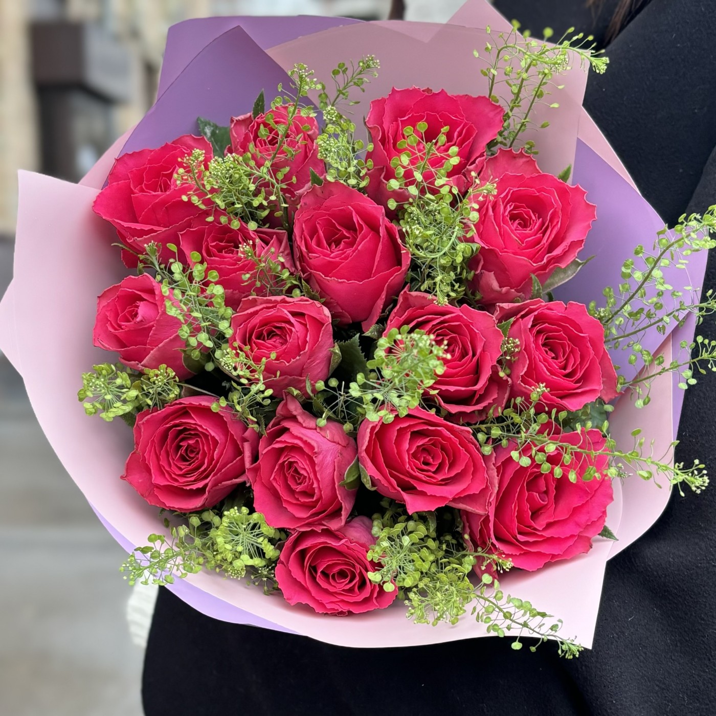 15 малиновых роз с гринбелом