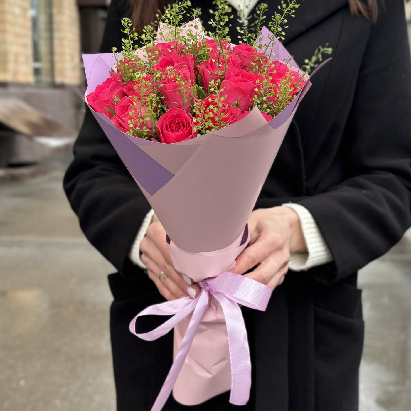 15 малиновых роз с гринбелом