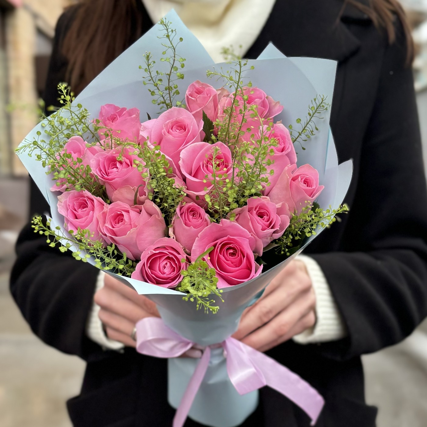15 розовых роз с гринбелом