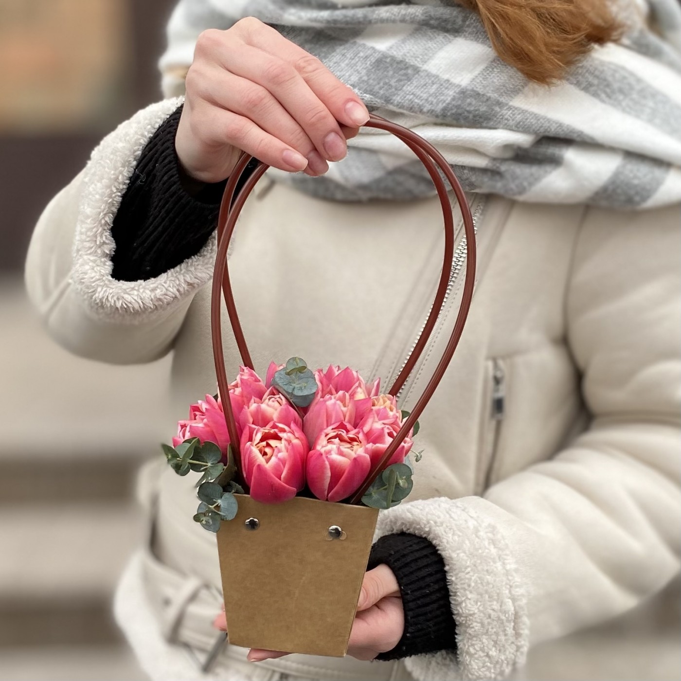 15 тюльпанов Коламбус в сумочке