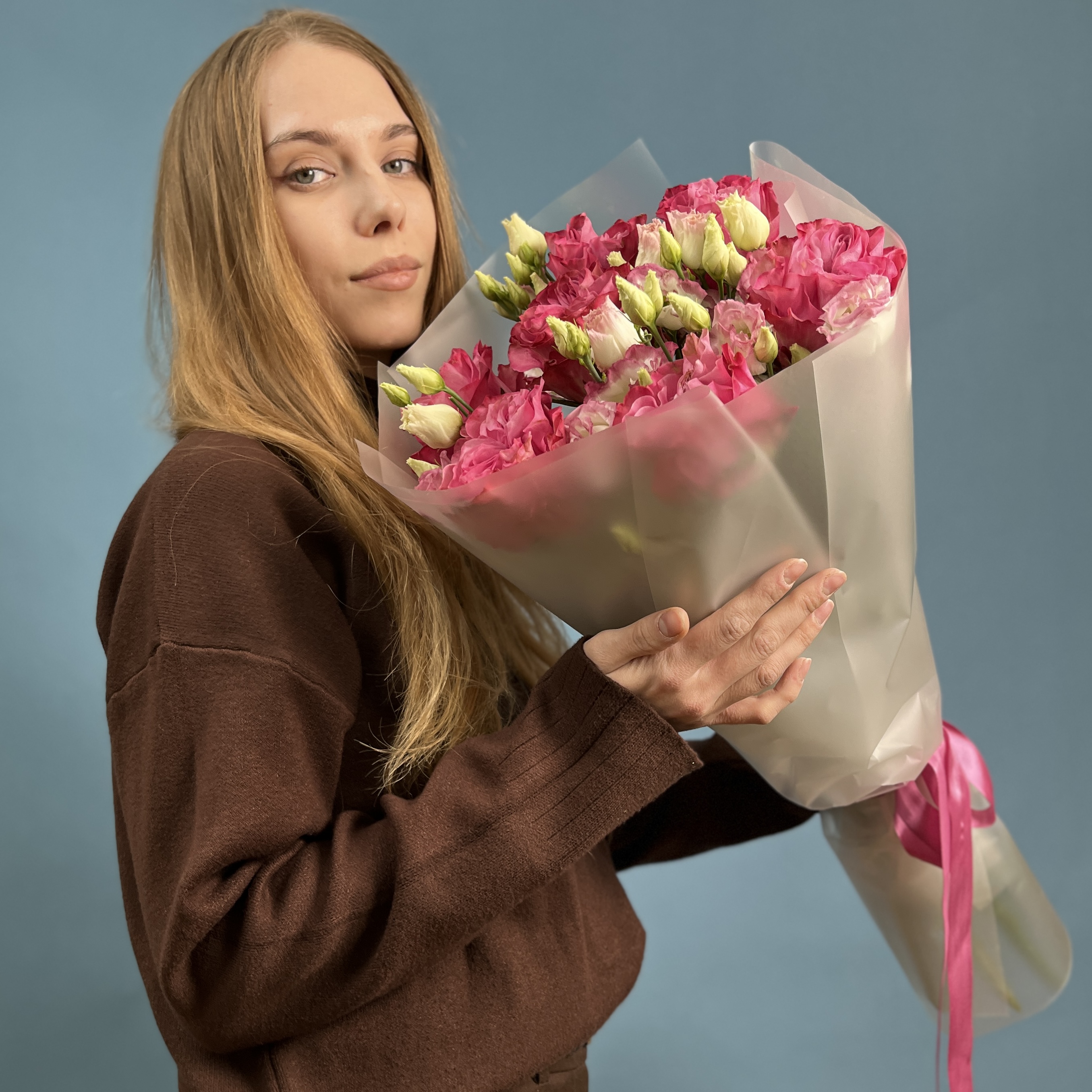 Букет пионовидных роз с бело-розовой эустомой