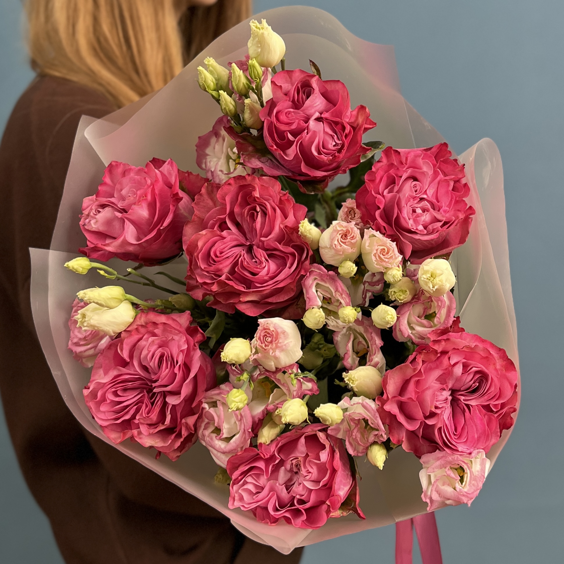 Букет пионовидных роз с бело-розовой эустомой