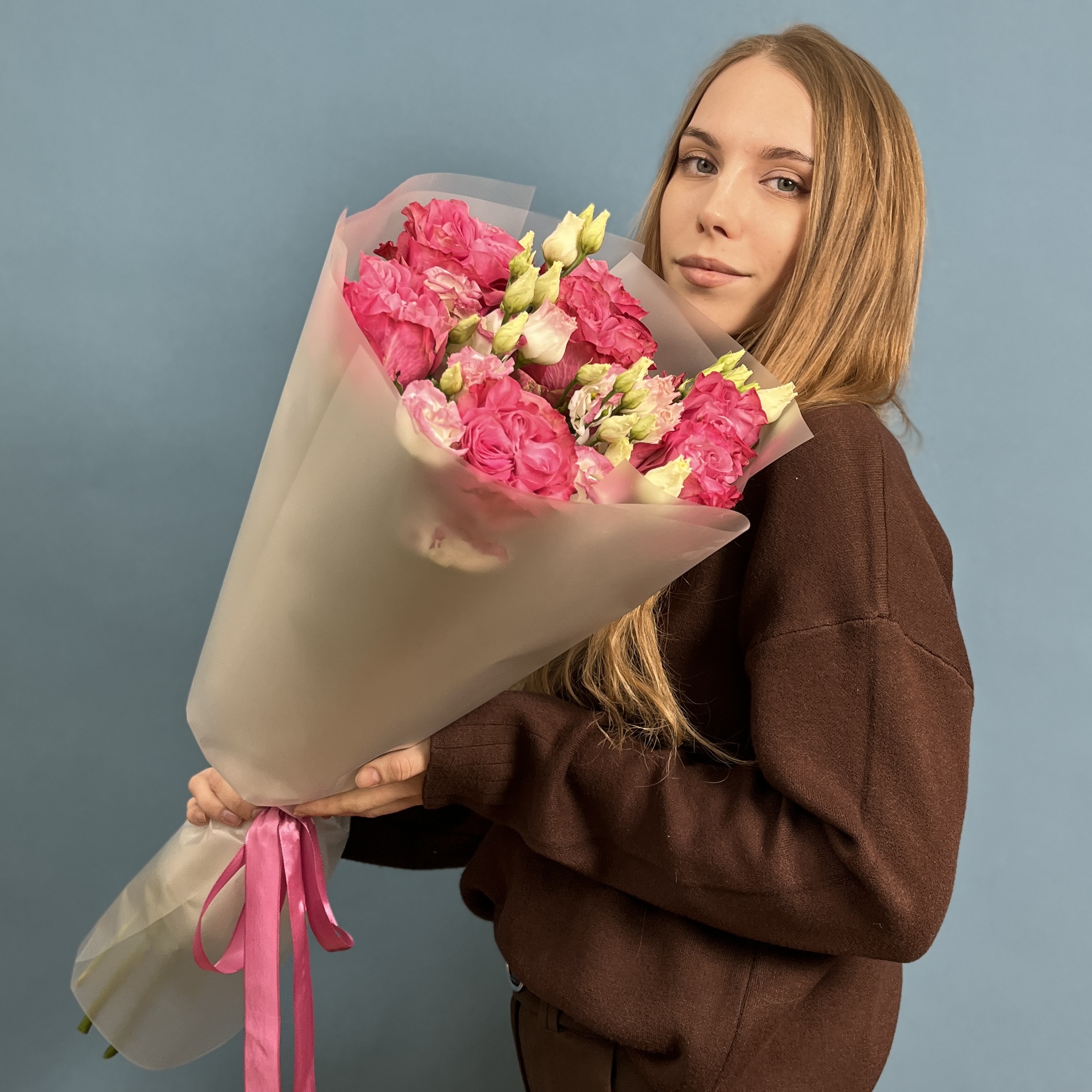 Букет пионовидных роз с бело-розовой эустомой