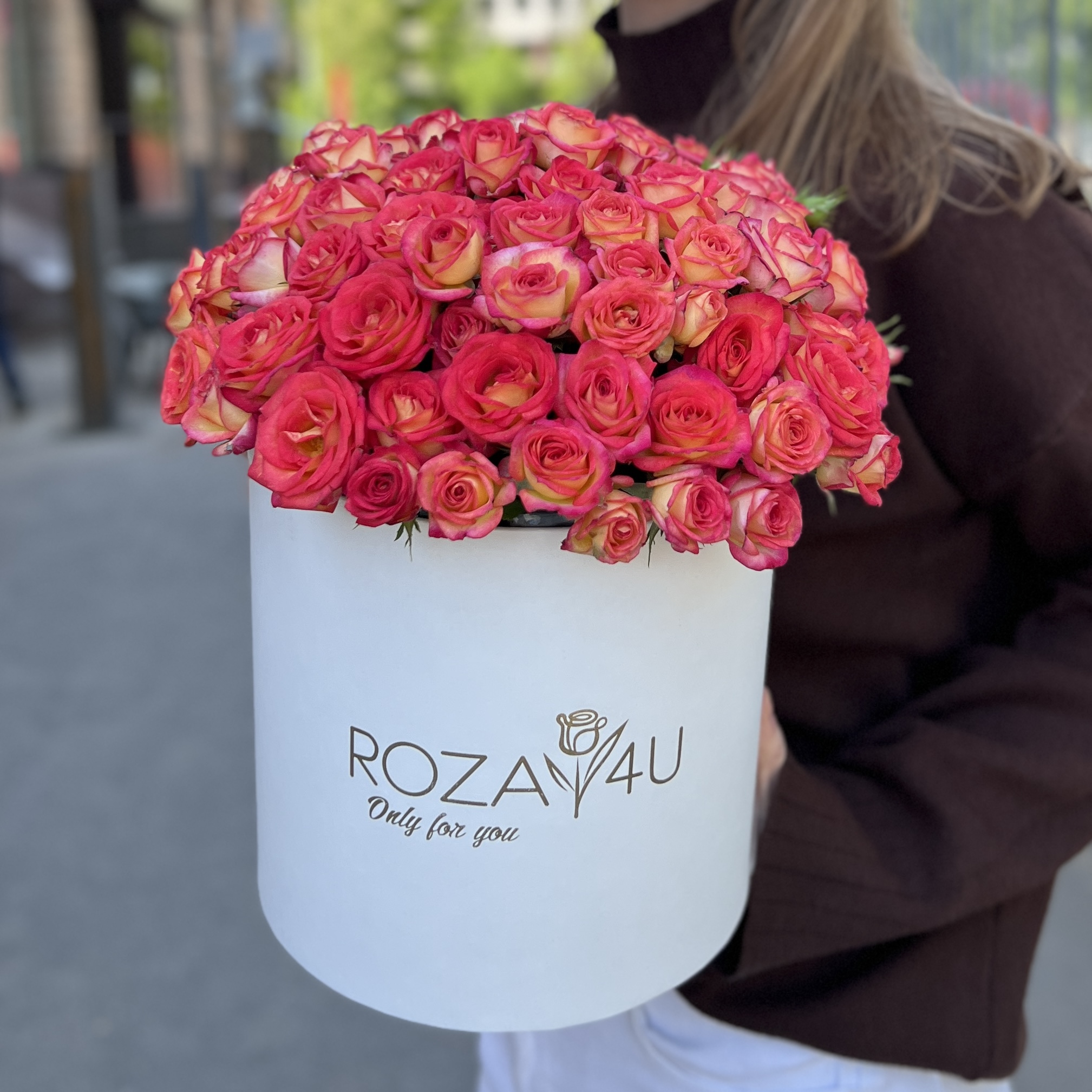 15 кустовых роз Саммер Дэнс в белой коробке