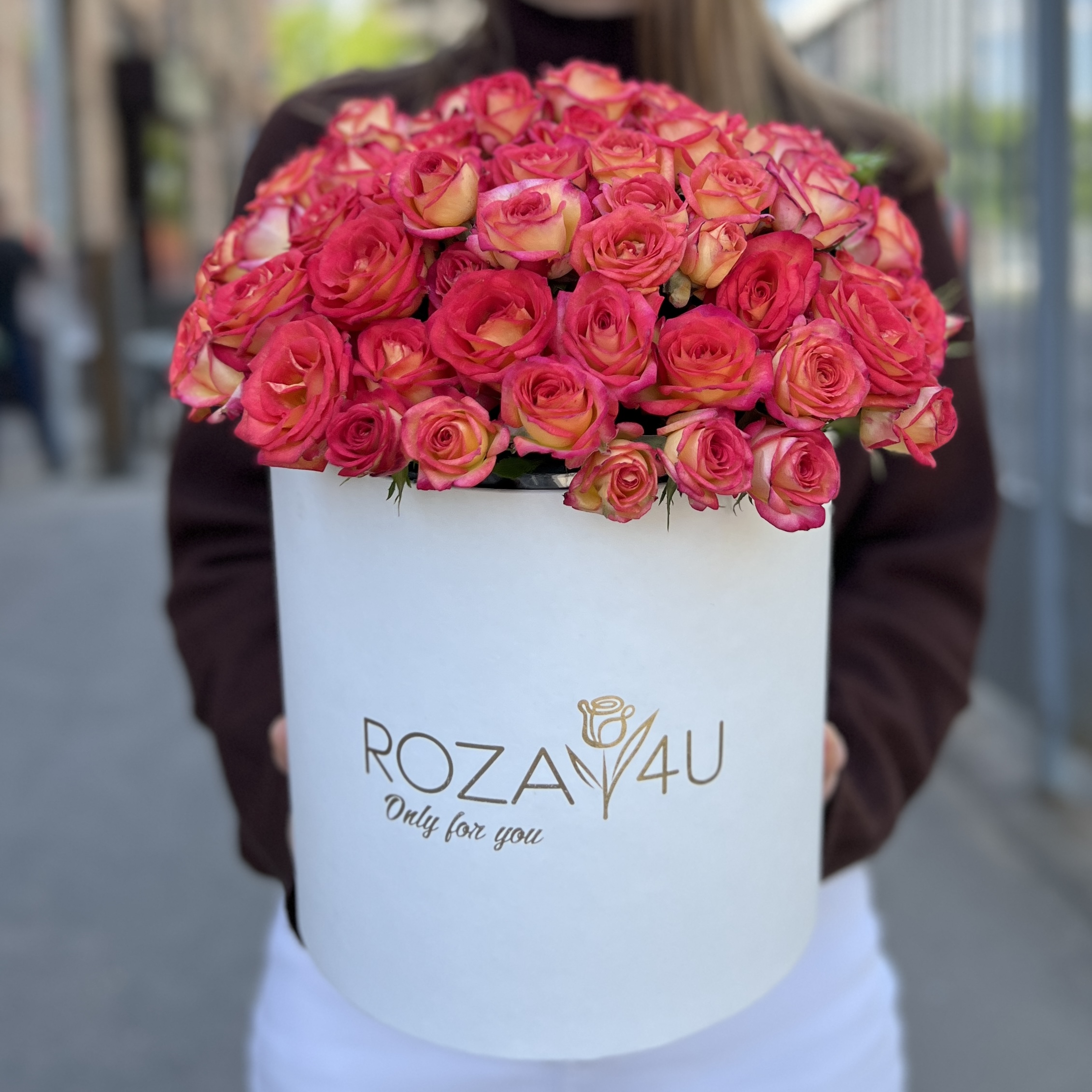 15 кустовых роз Саммер Дэнс в белой коробке