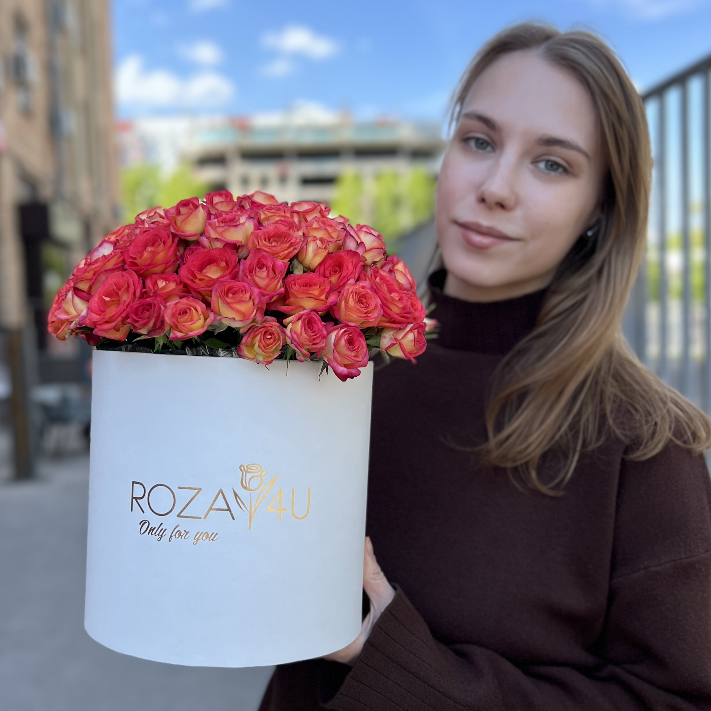 15 кустовых роз Саммер Дэнс в белой коробке