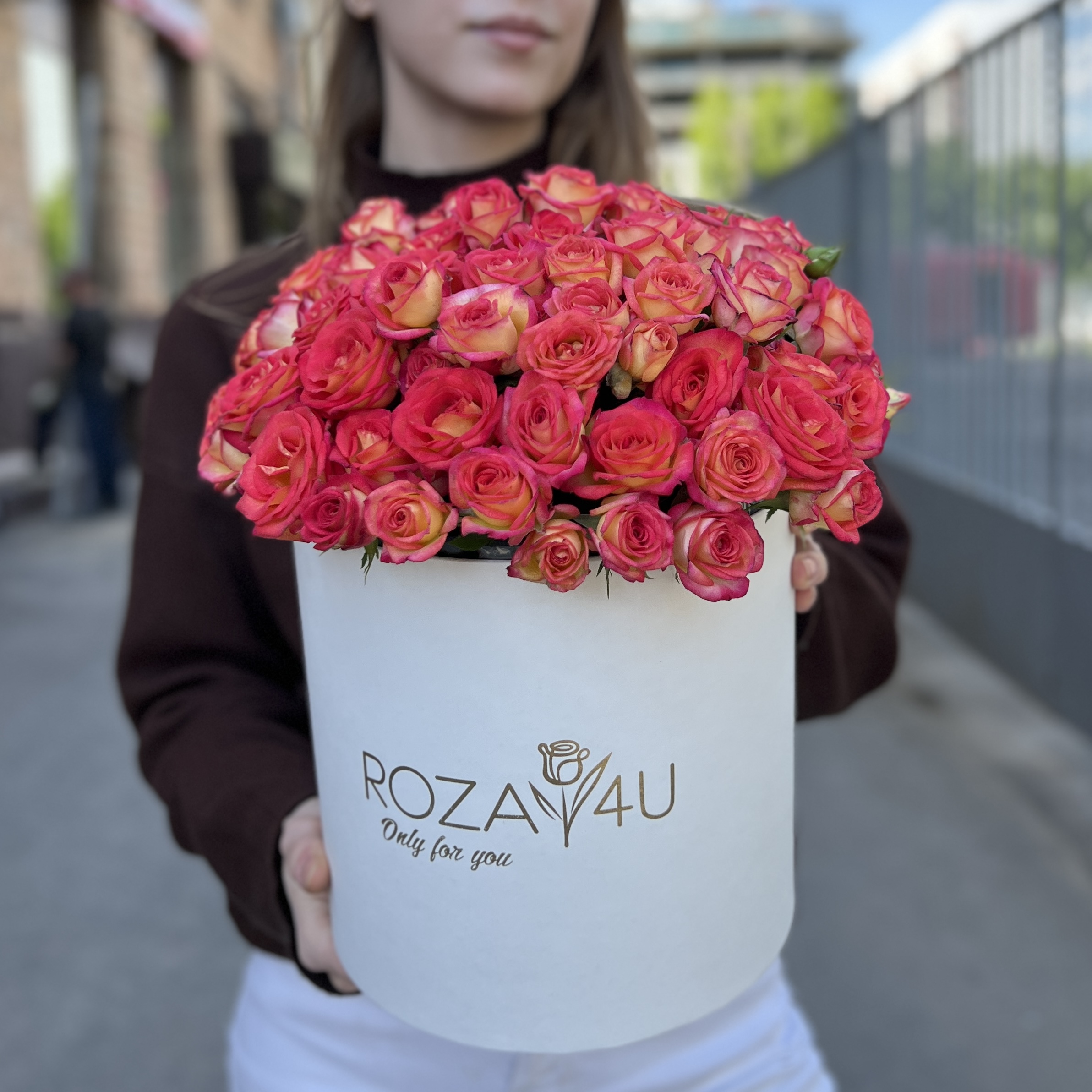 15 кустовых роз Саммер Дэнс в белой коробке