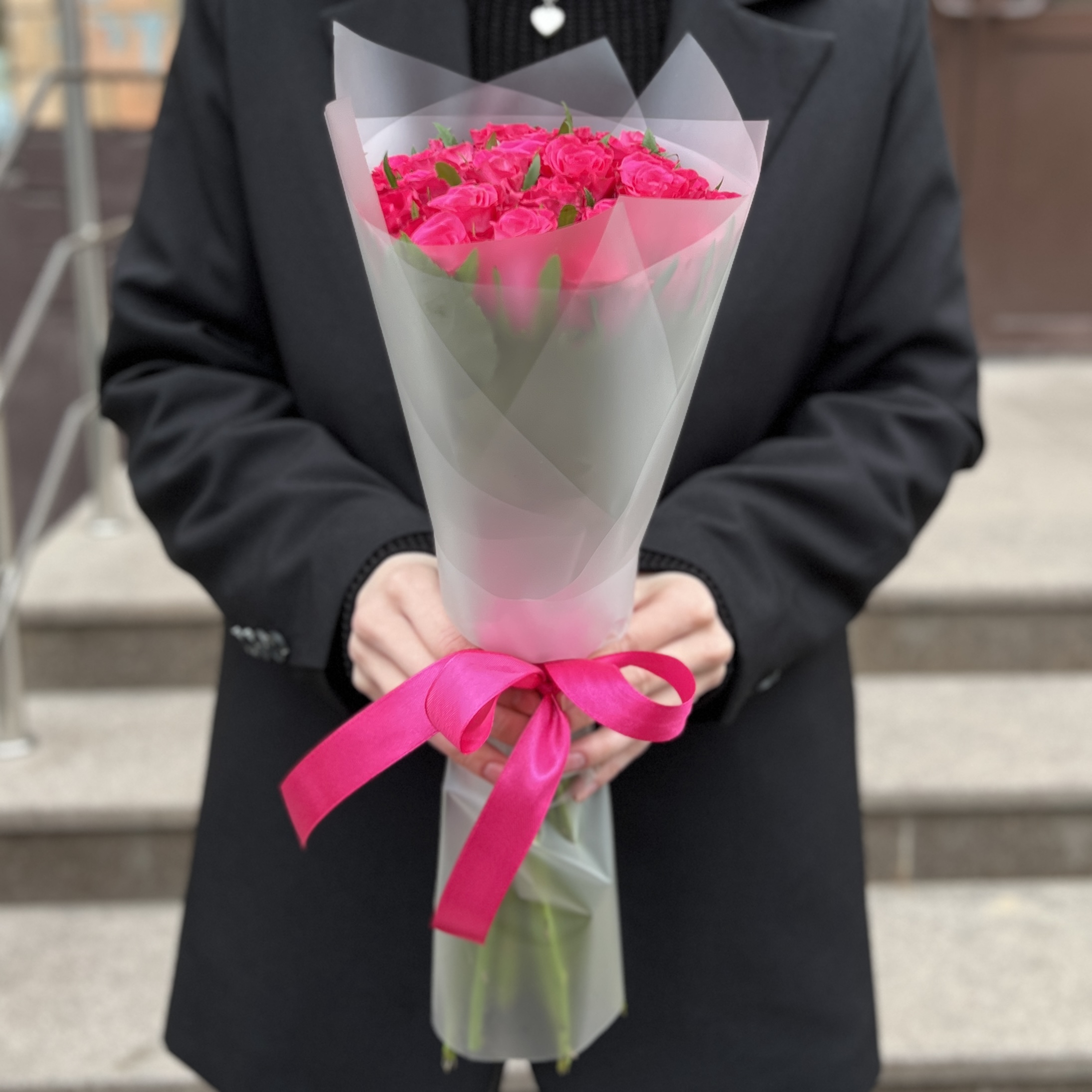 25 малиновых роз Вайлд Калипсо