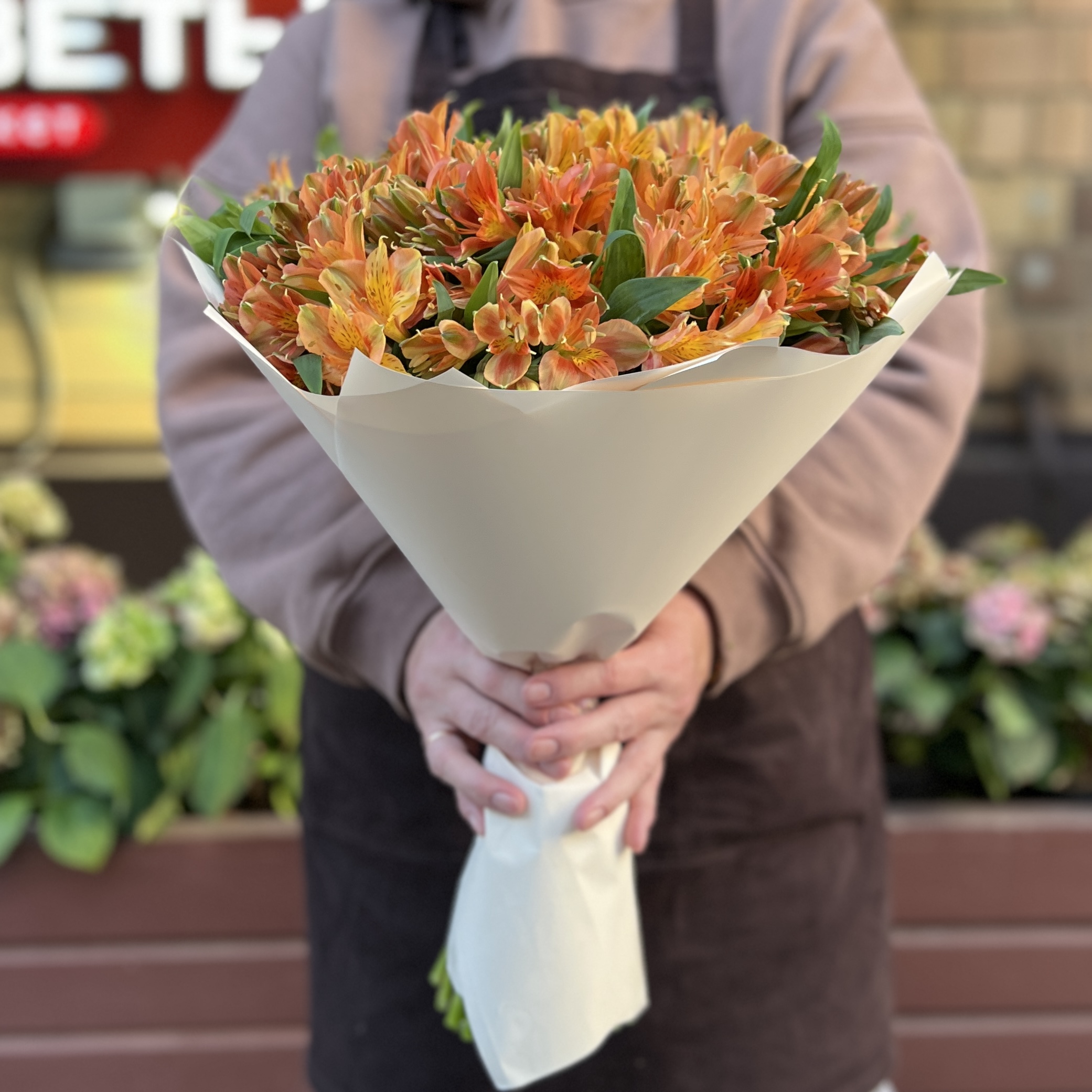 Букет из 29 оранжевых альстромерий