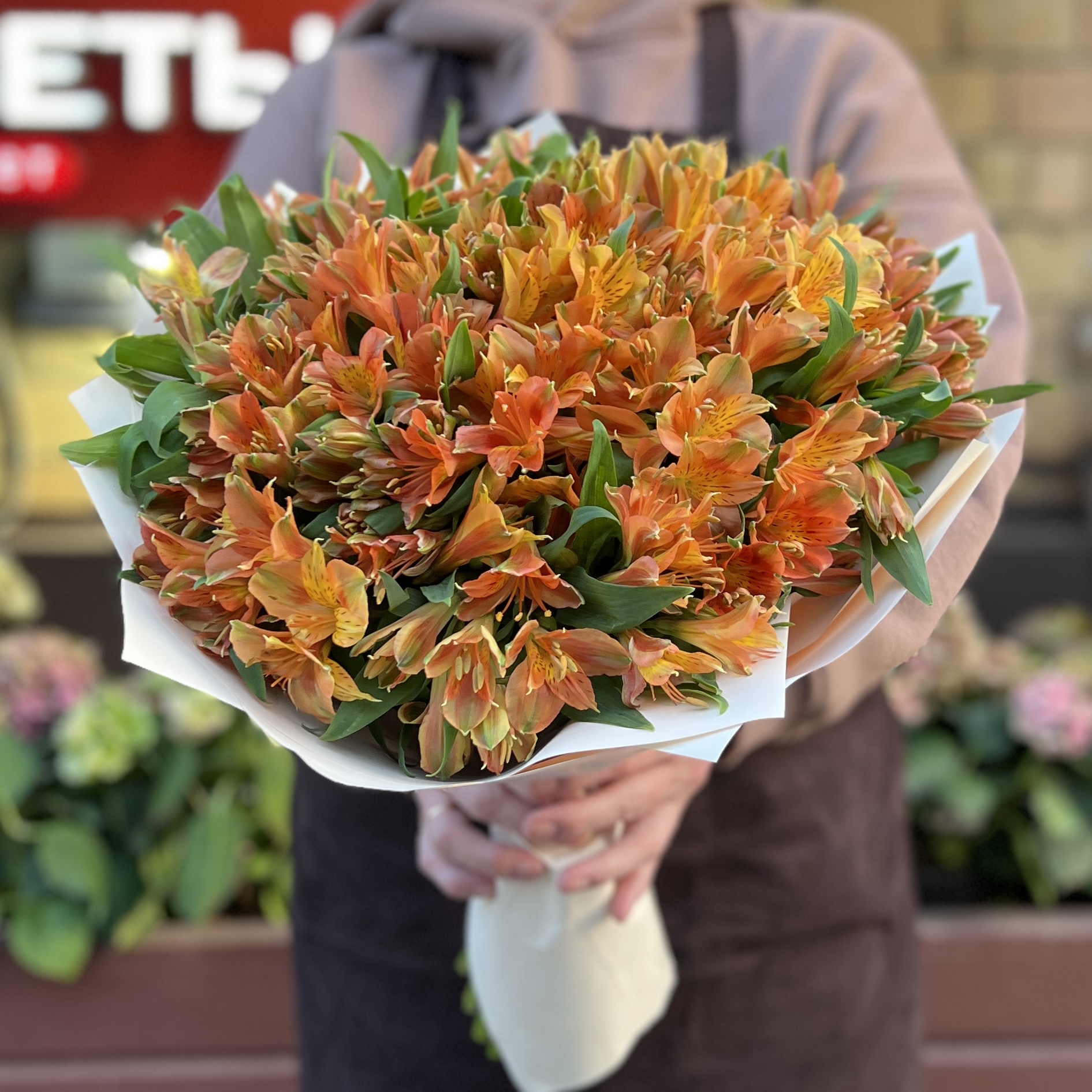 Букет из 29 оранжевых альстромерий