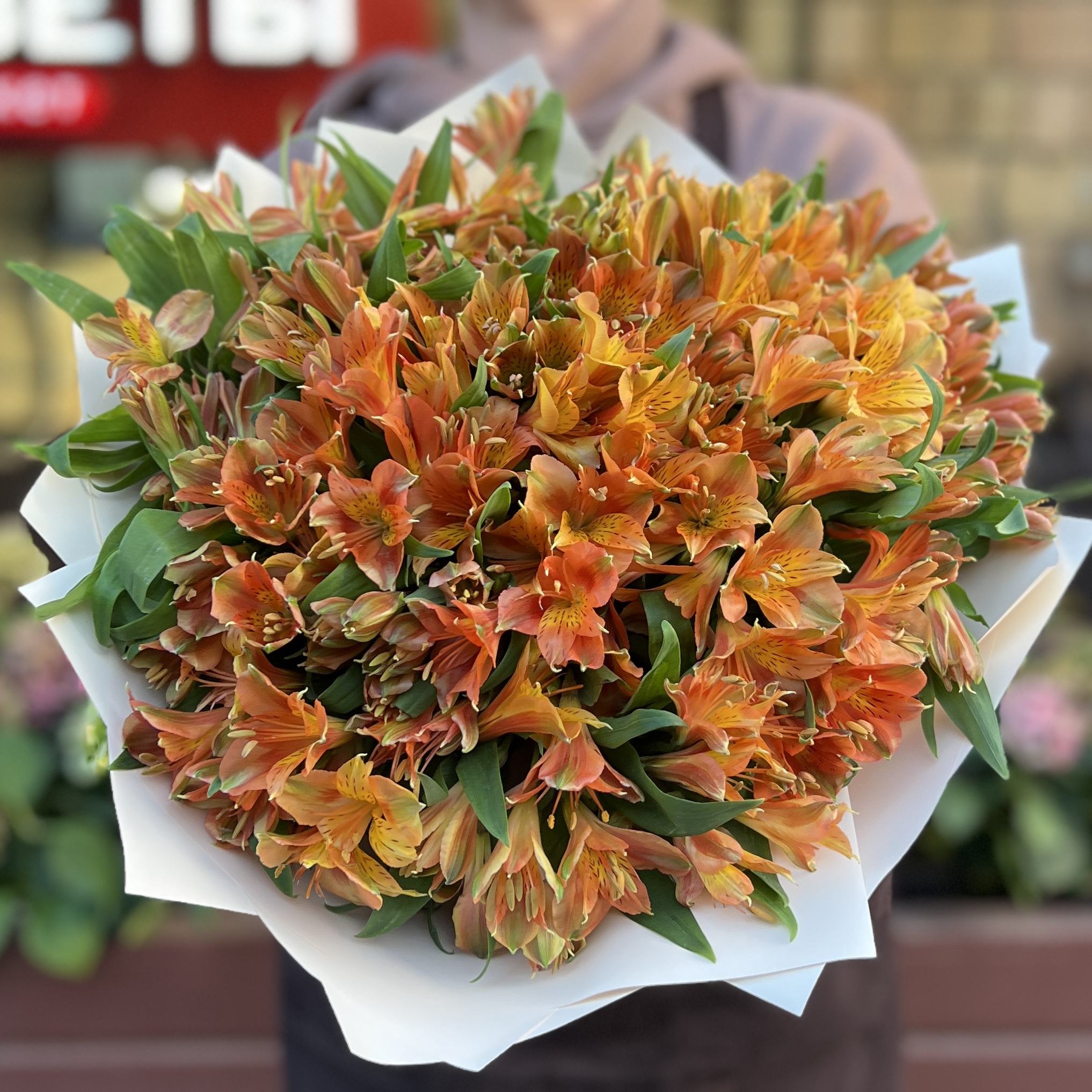 Букет из 29 оранжевых альстромерий