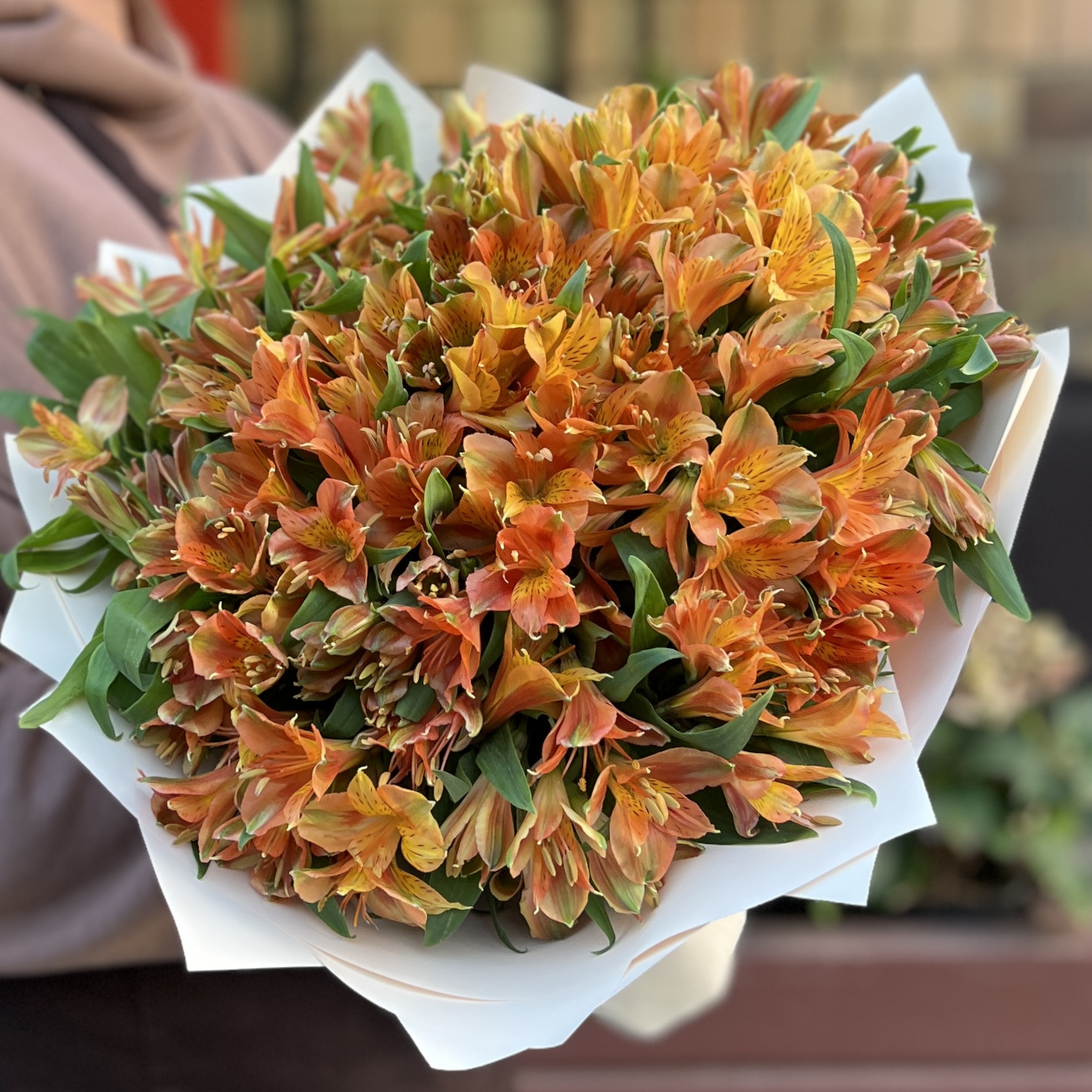 Букет из 29 оранжевых альстромерий