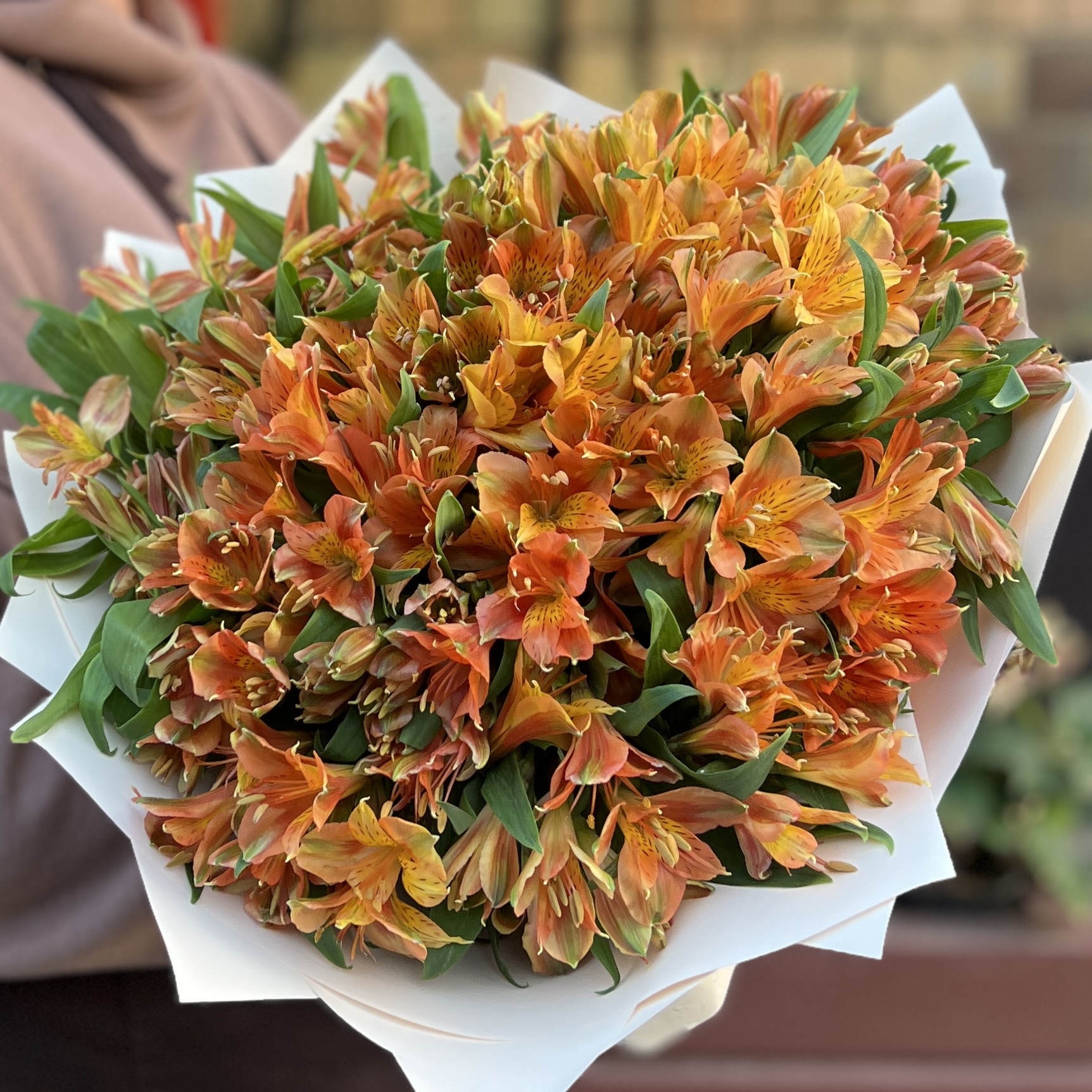 Букет из 29 оранжевых альстромерий