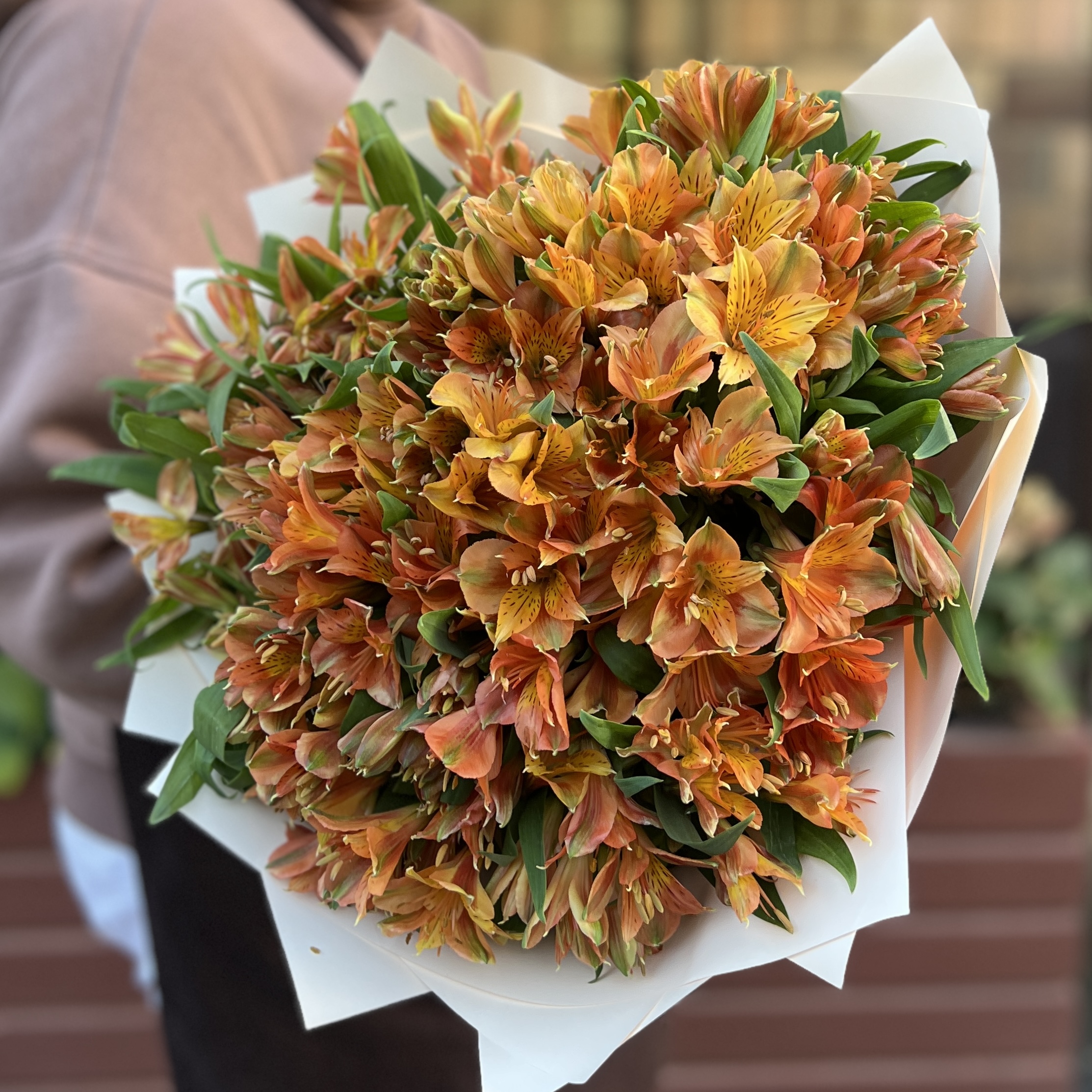 Букет из 29 оранжевых альстромерий