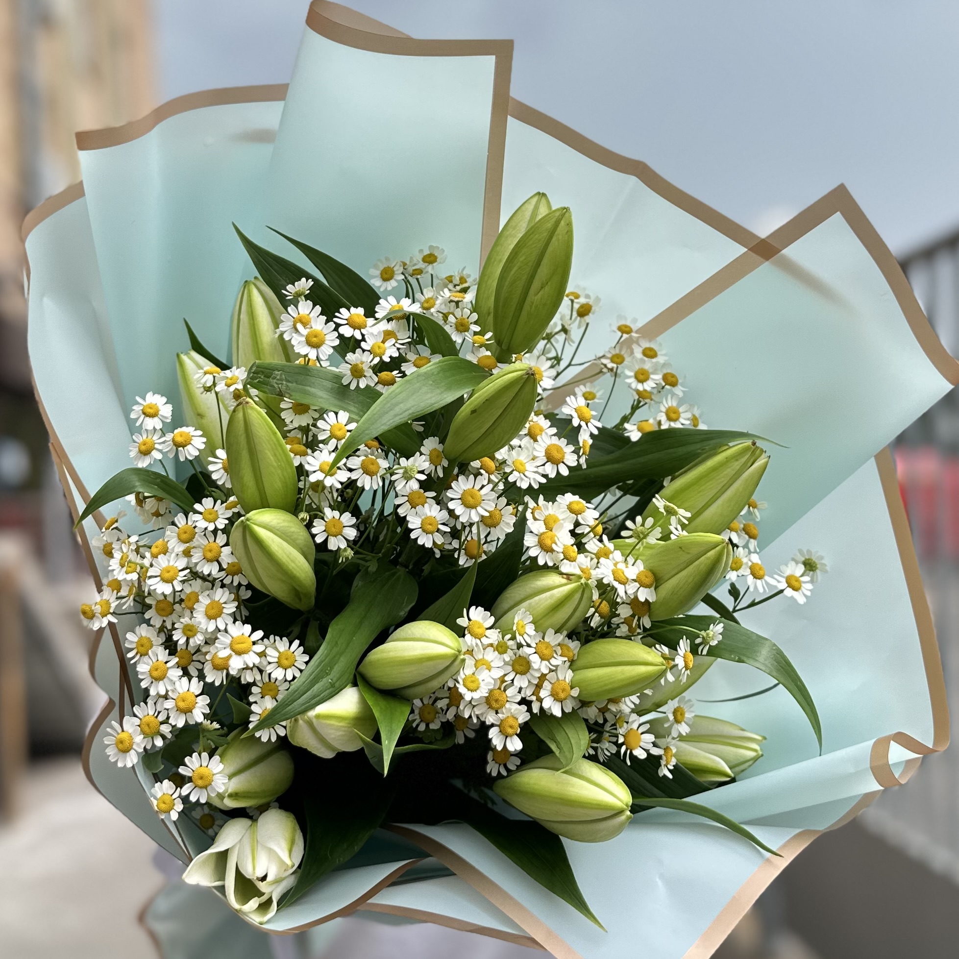 5 белых лилий с ромашкой