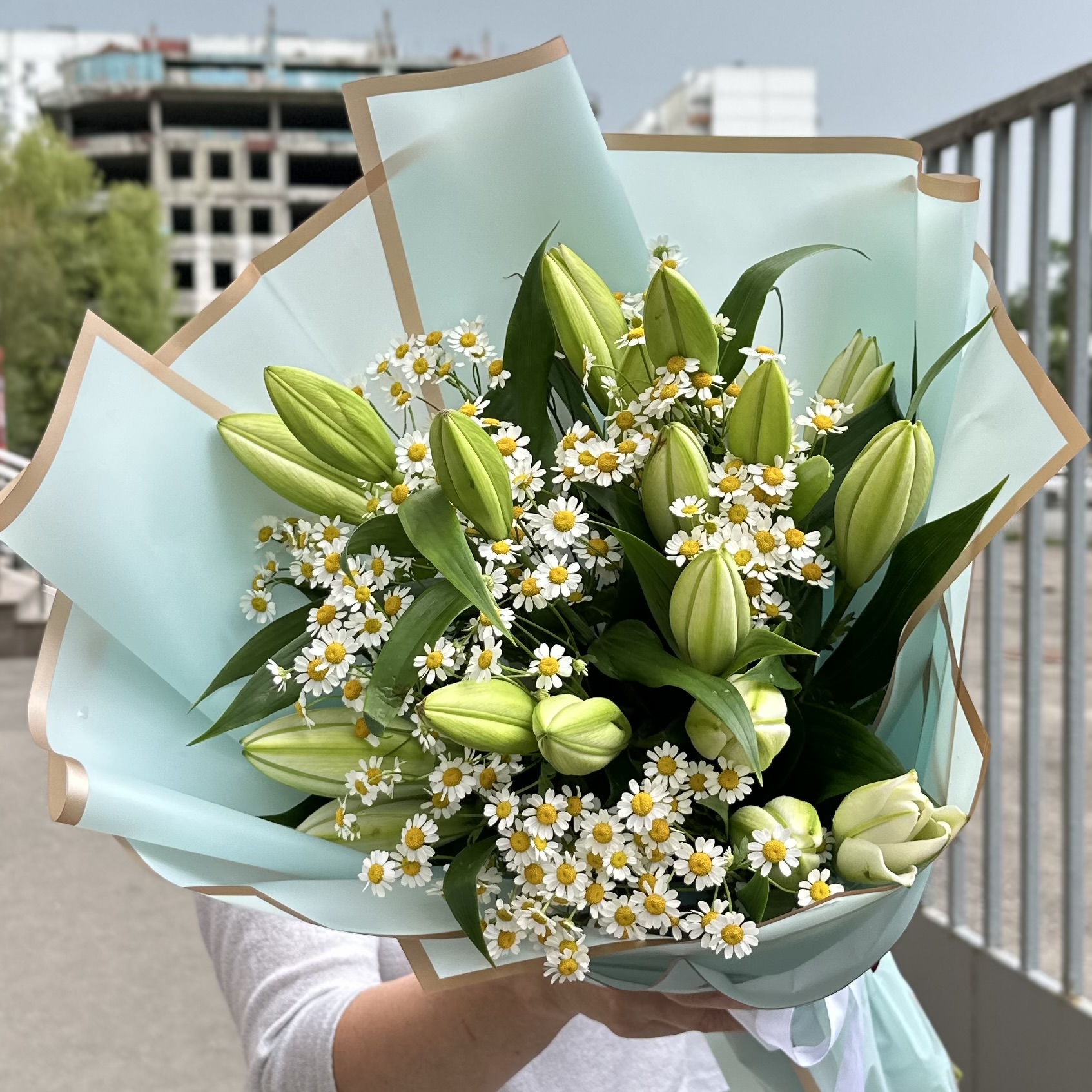 5 белых лилий с ромашкой