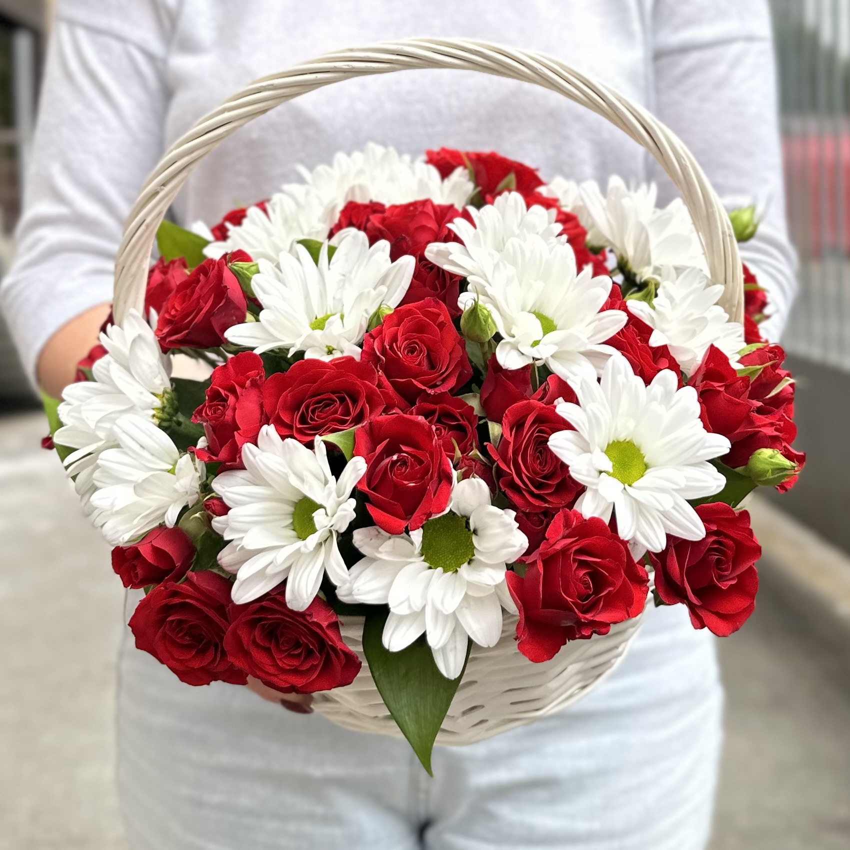 Кустовая роза Рубикон с хризантемой в корзине