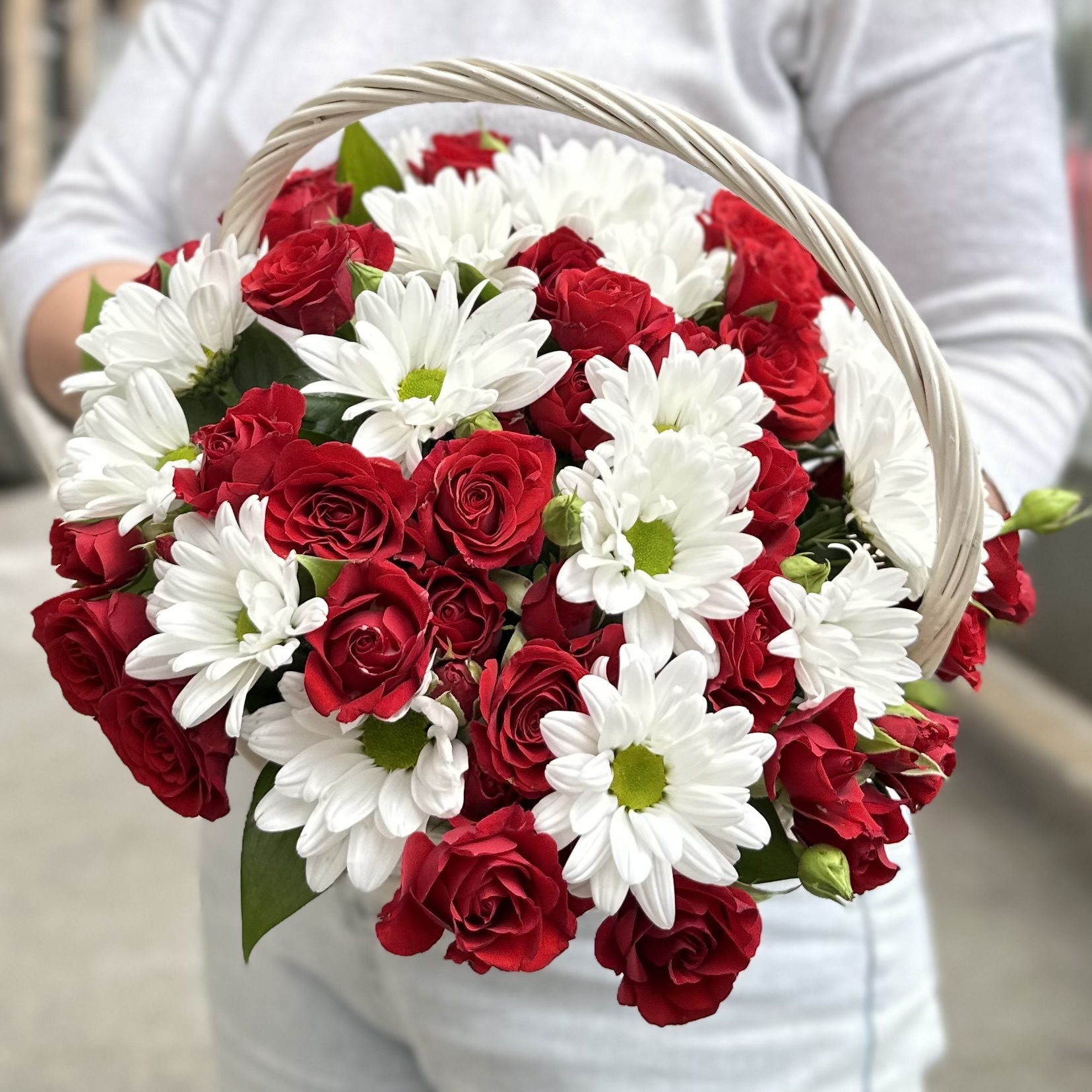 Кустовая роза Рубикон с хризантемой в корзине