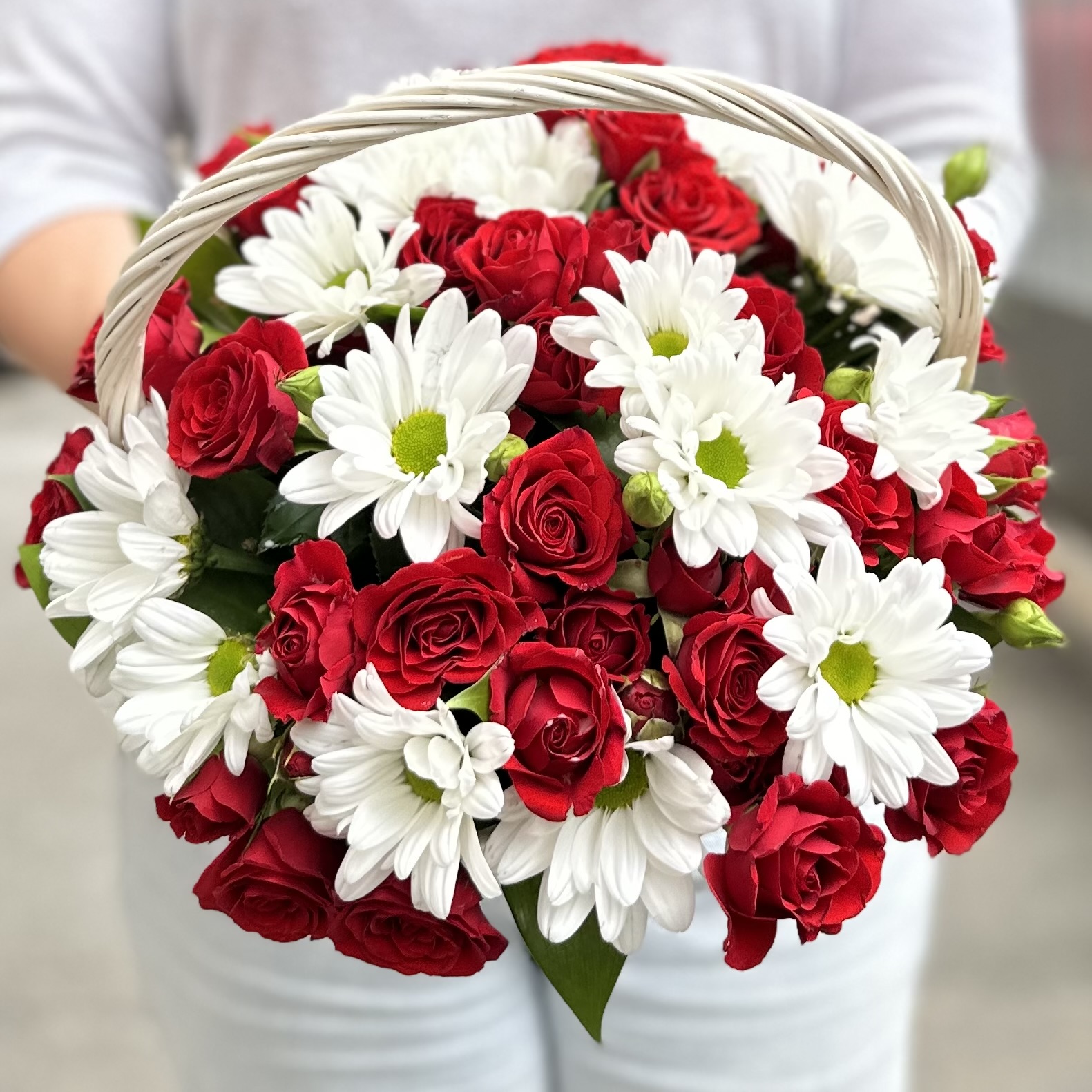 Кустовая роза Рубикон с хризантемой в корзине