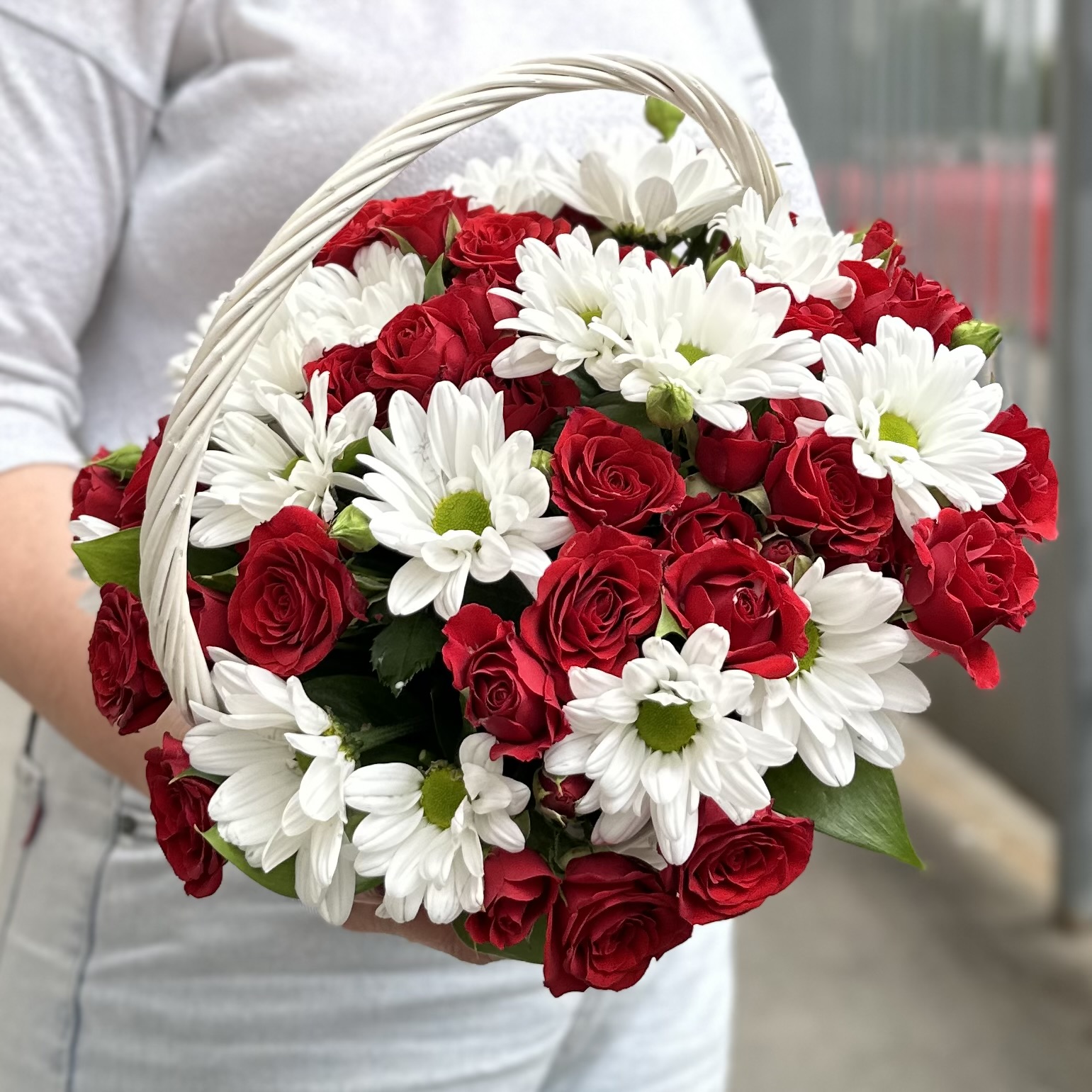 Кустовая роза Рубикон с хризантемой в корзине