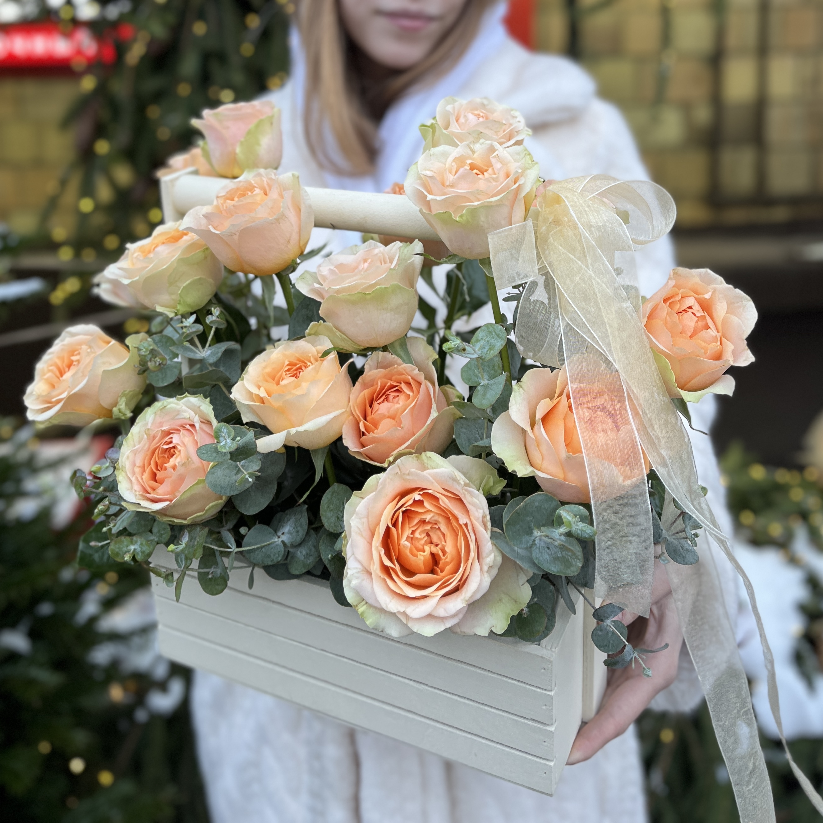 17 кремовых пионовидных роз Гравити в ящике