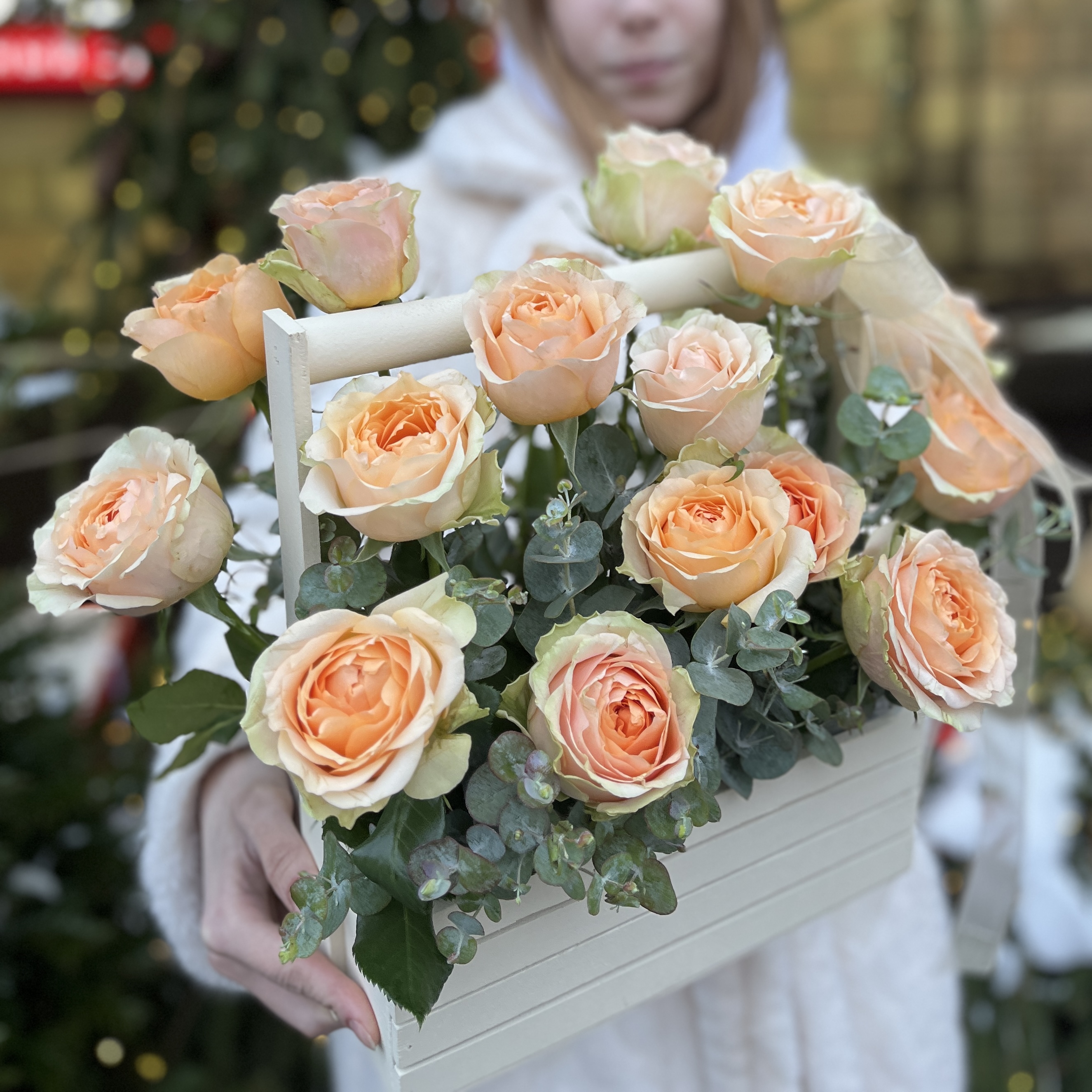 17 кремовых пионовидных роз Гравити в ящике