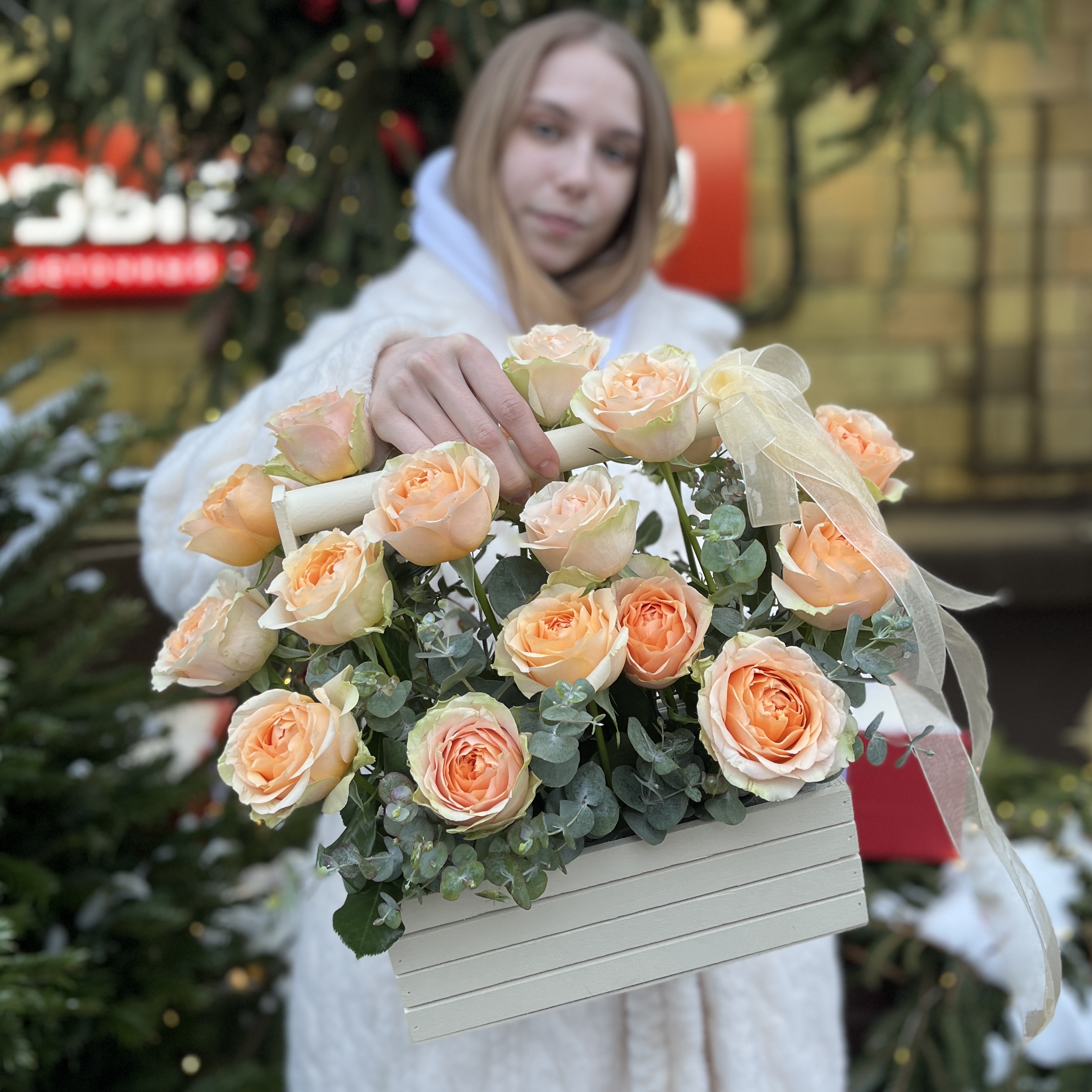 17 кремовых пионовидных роз Гравити в ящике