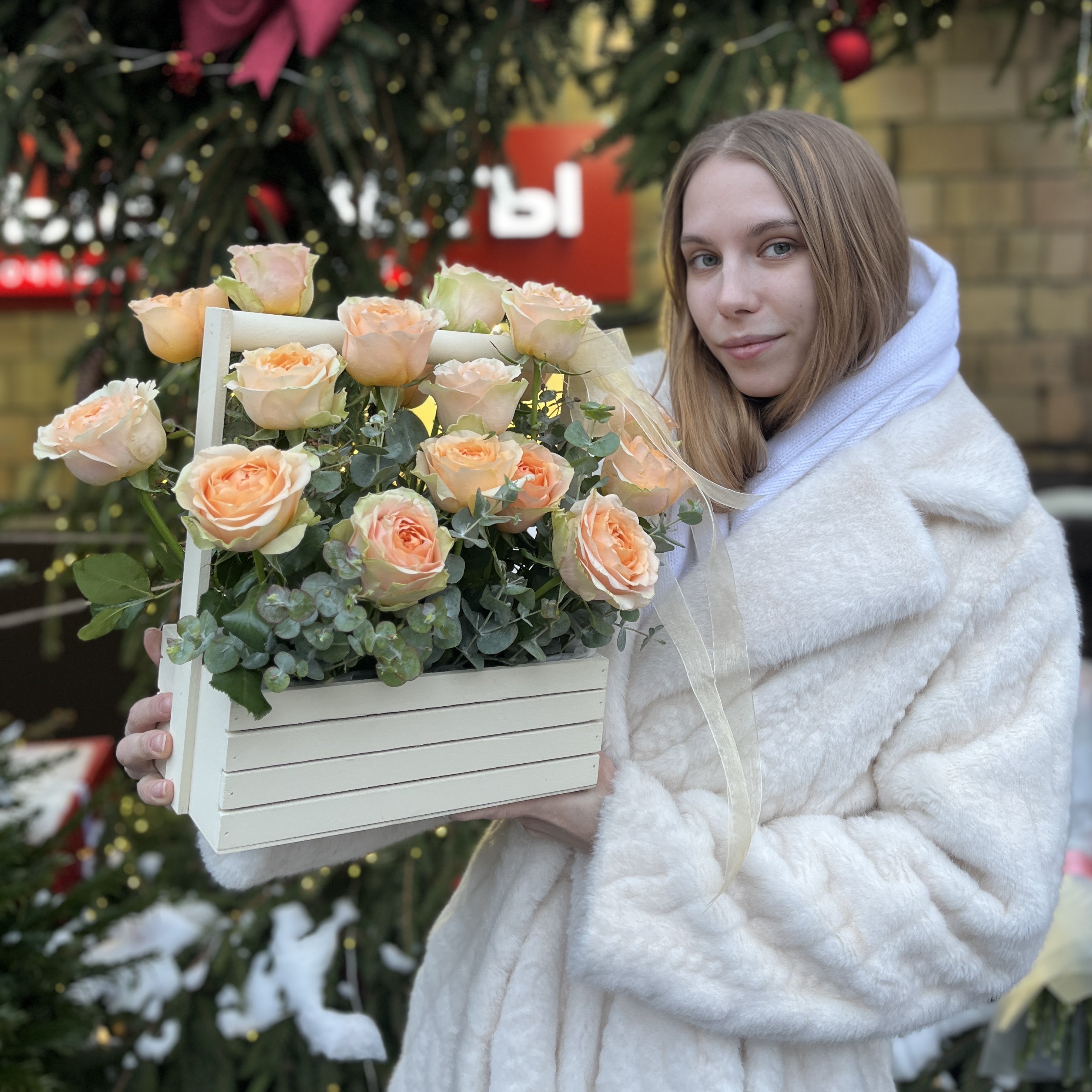 17 кремовых пионовидных роз Гравити в ящике