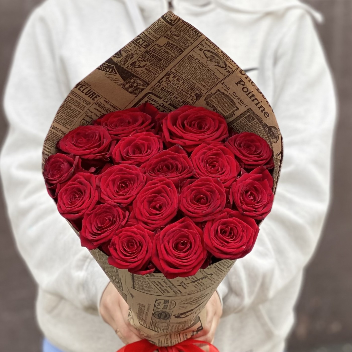 17 красных роз 60 см