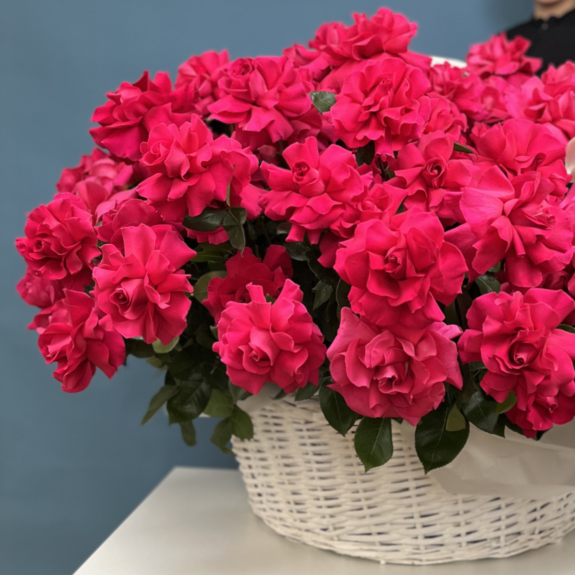 151 малиновая французская Роза  Пинк Флойд в корзине