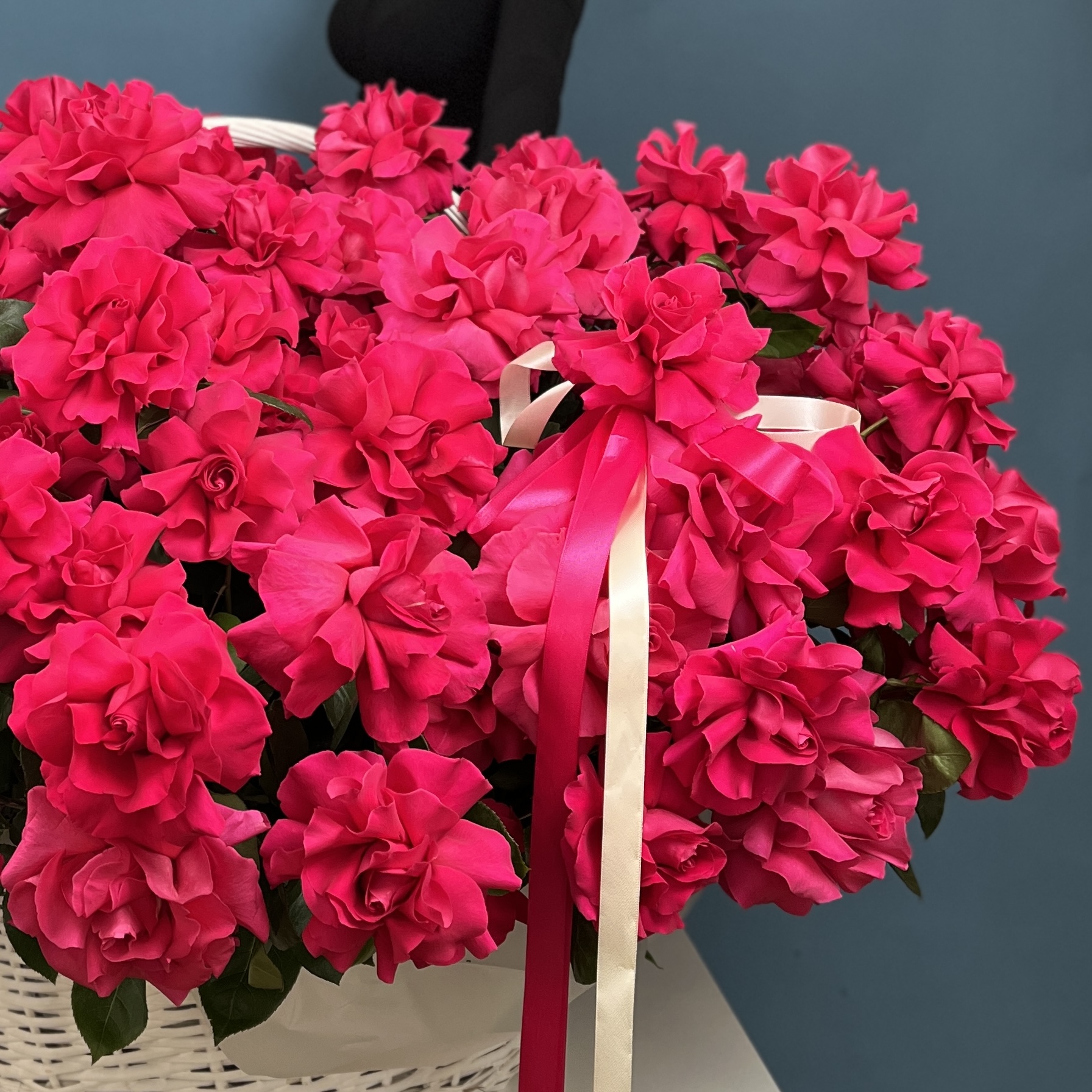 151 малиновая французская Роза  Пинк Флойд в корзине