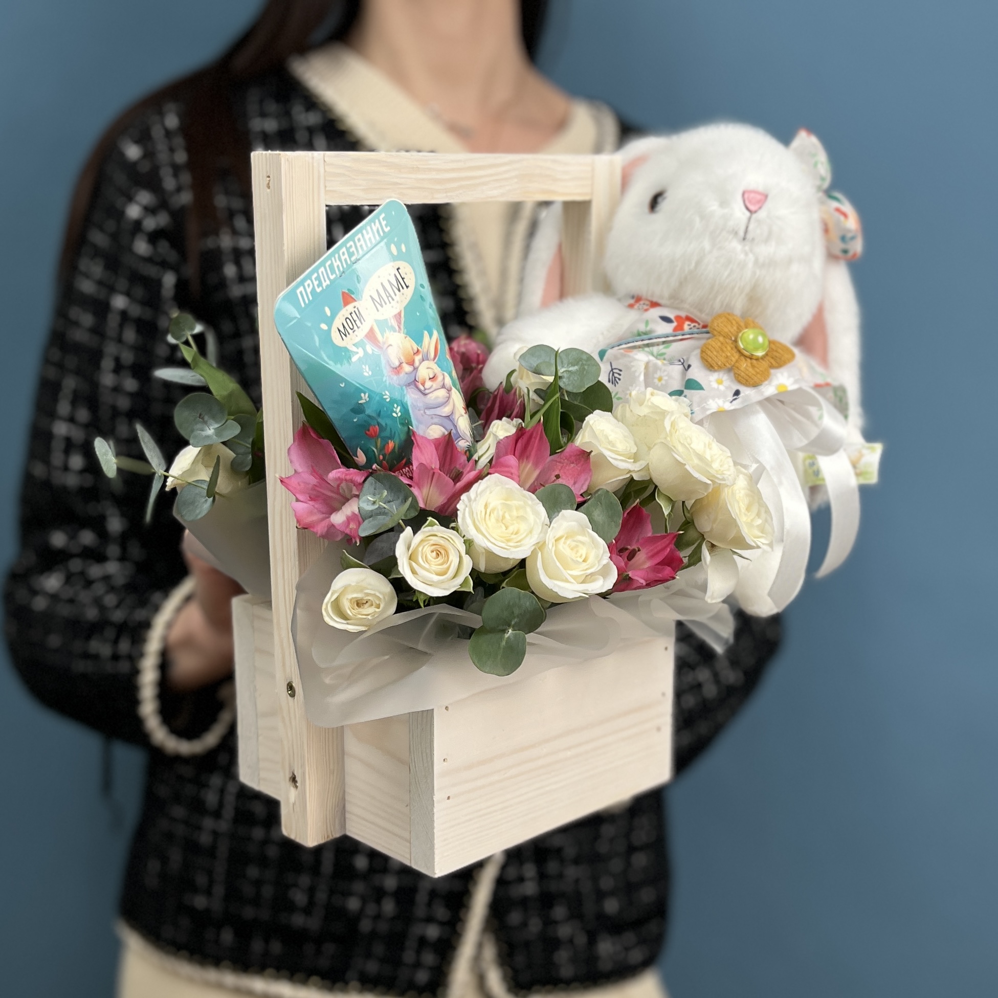 Композиция Зайчик с цветами в деревянном кашпо