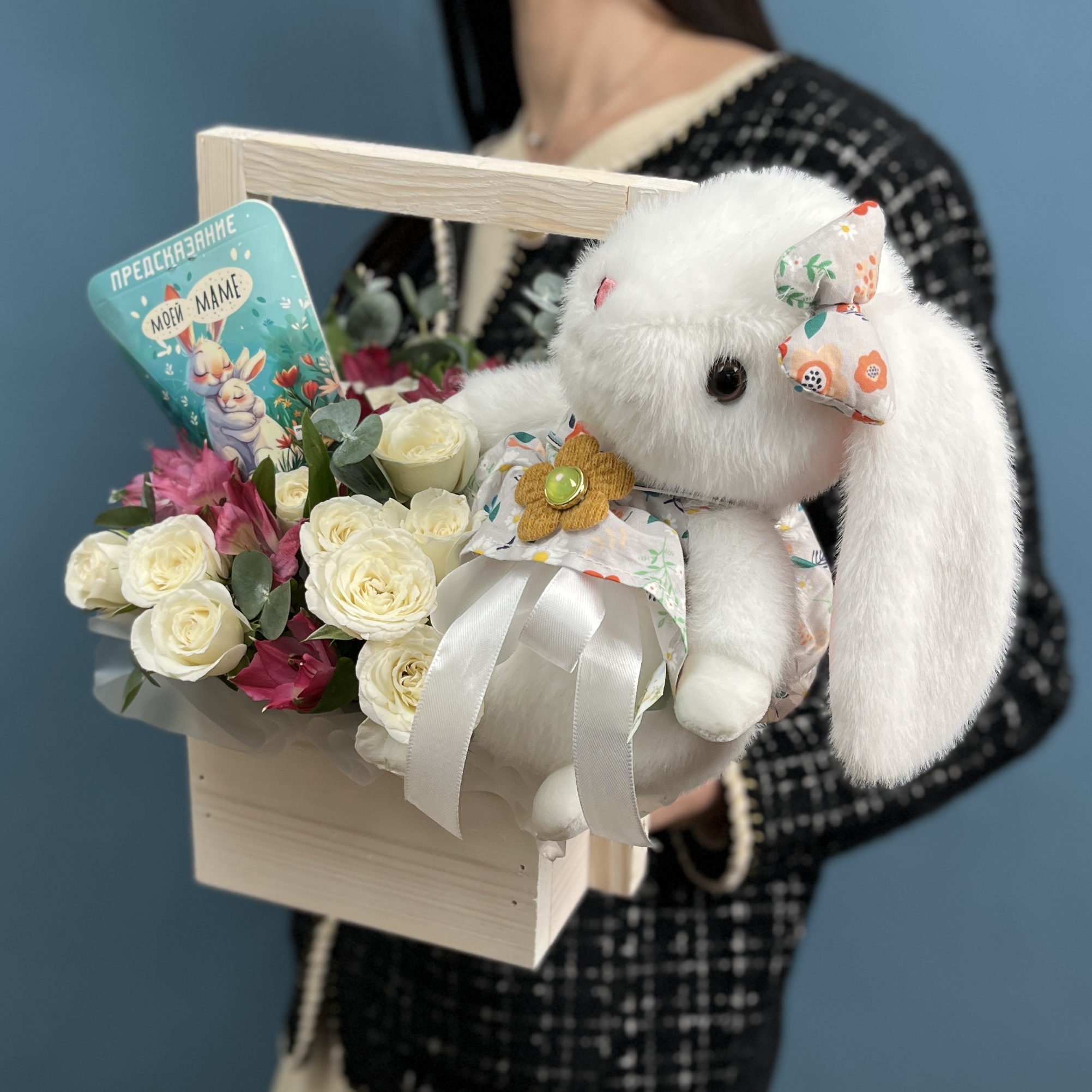 Композиция Зайчик с цветами в деревянном кашпо