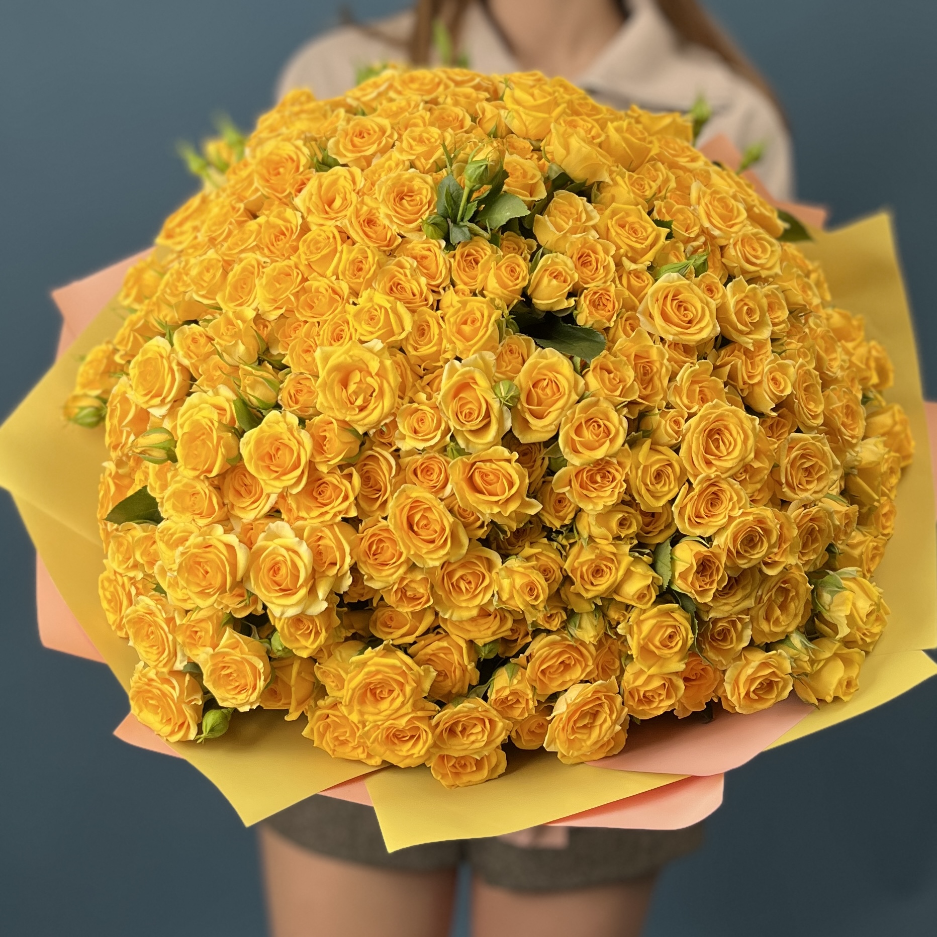 101 кустовая Роза Еллоу бейби 40 см