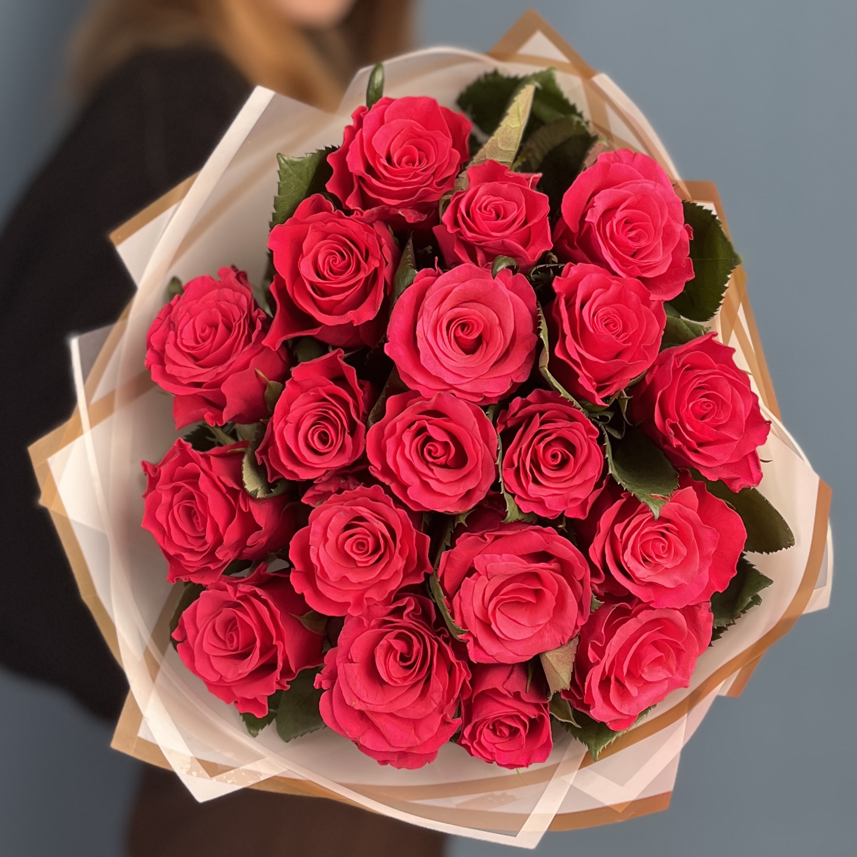 19 малиновых роз Такаци 50 см