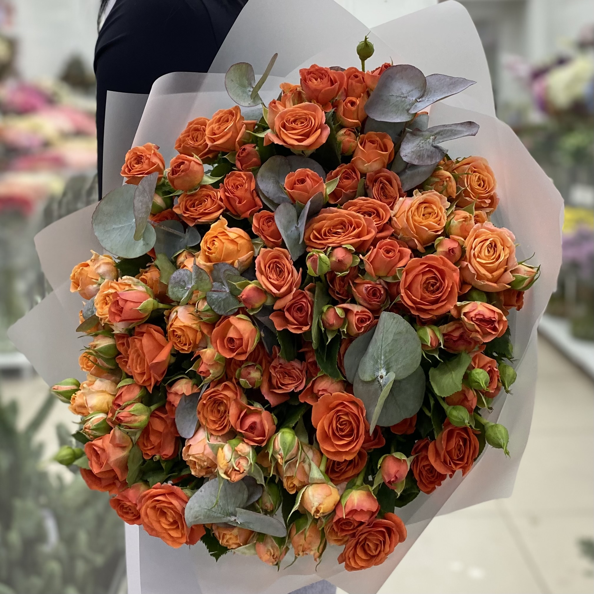 19 оранжевых кустовых роз 50 см