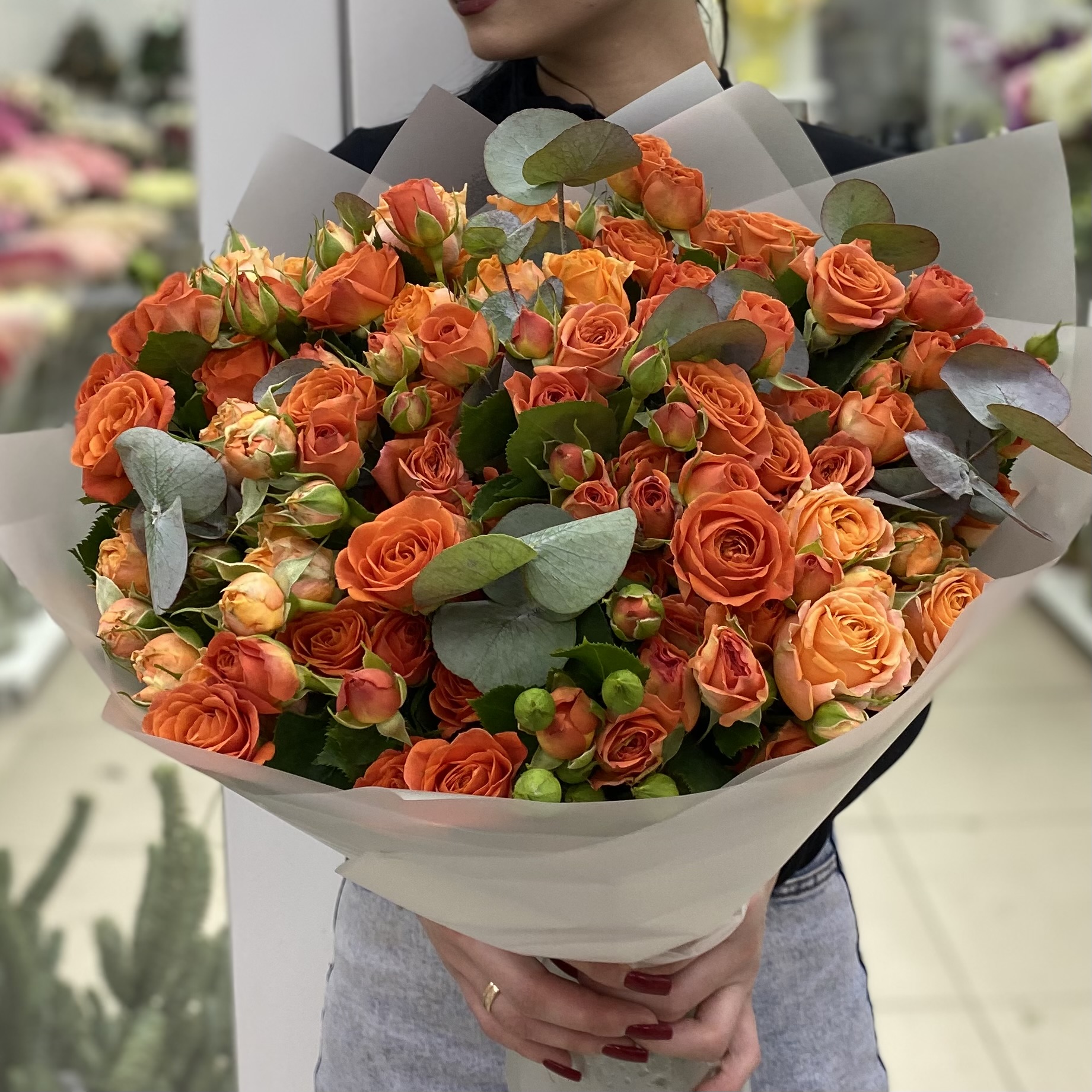 19 оранжевых кустовых роз 50 см