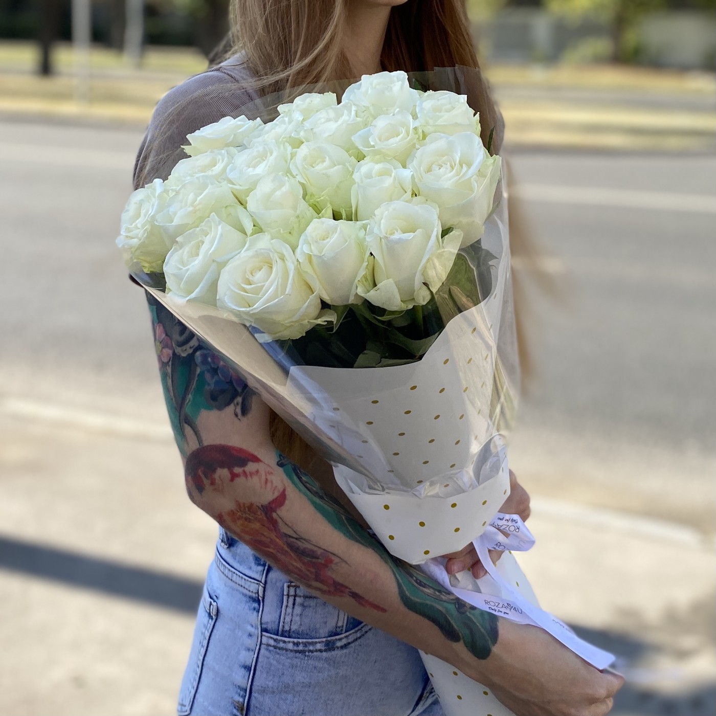 19 длинных белых роз 60 см