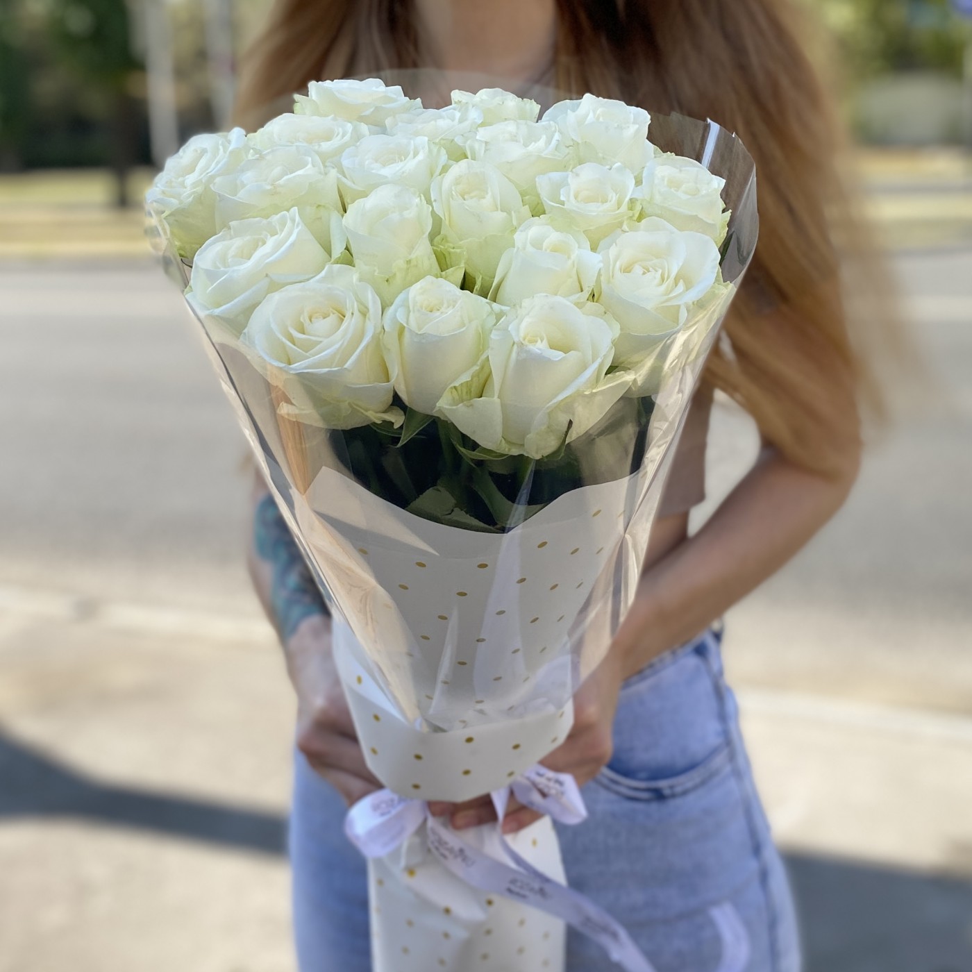 19 длинных белых роз 60 см