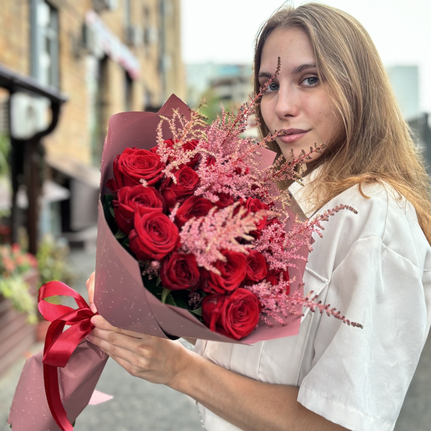 19 красных роз с астильбой
